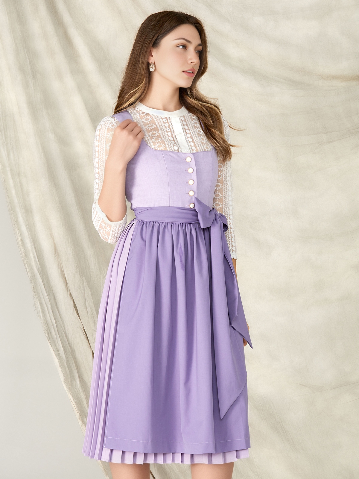 Modernes Dirndl in Lila mit floralen Details