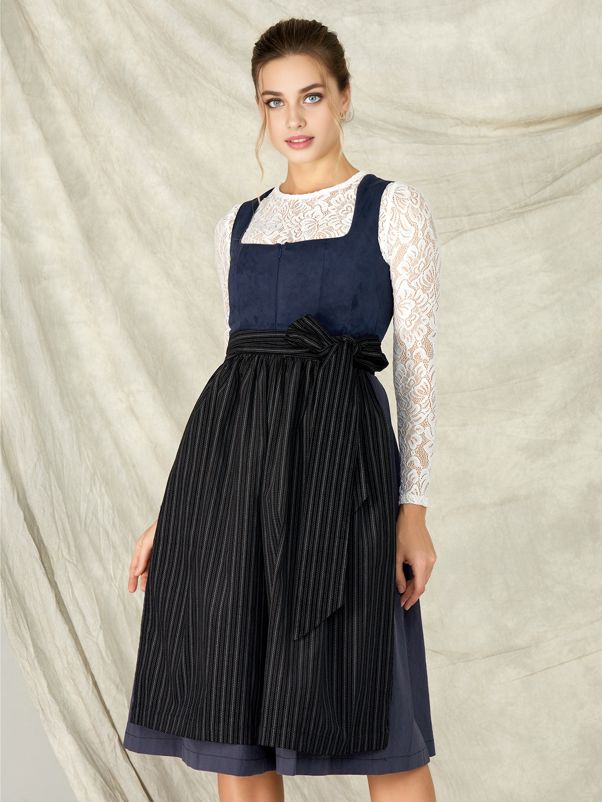 Modernes Dirndl in Blau