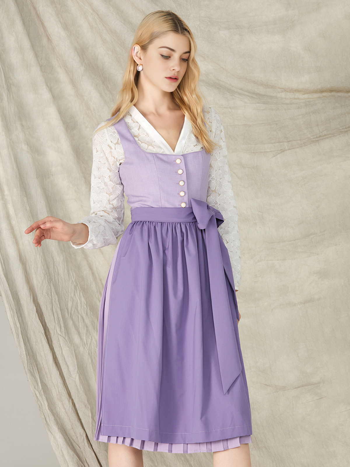 Dirndl in Lila mit modernem Schnitt