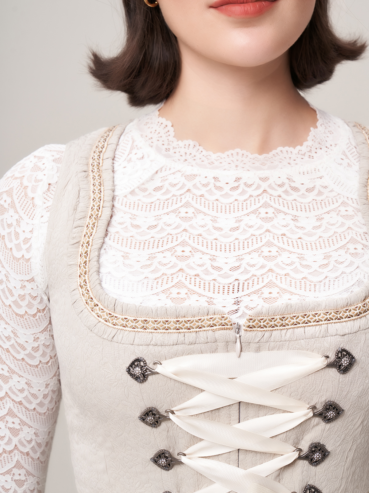 Dirndlbluse hochgeschlossen langarm in Beige