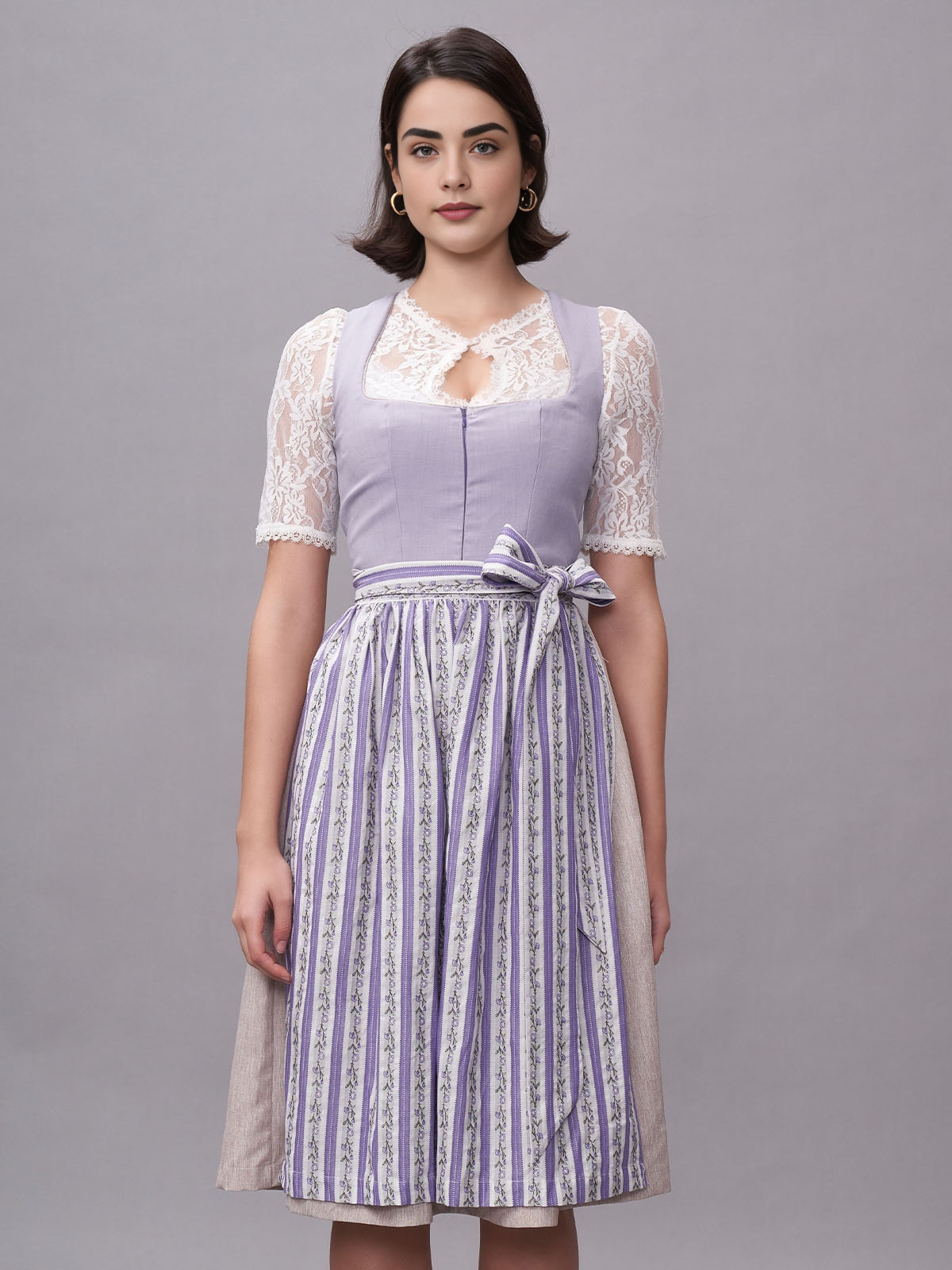 Dirndl in Lila mit beiger Bluse