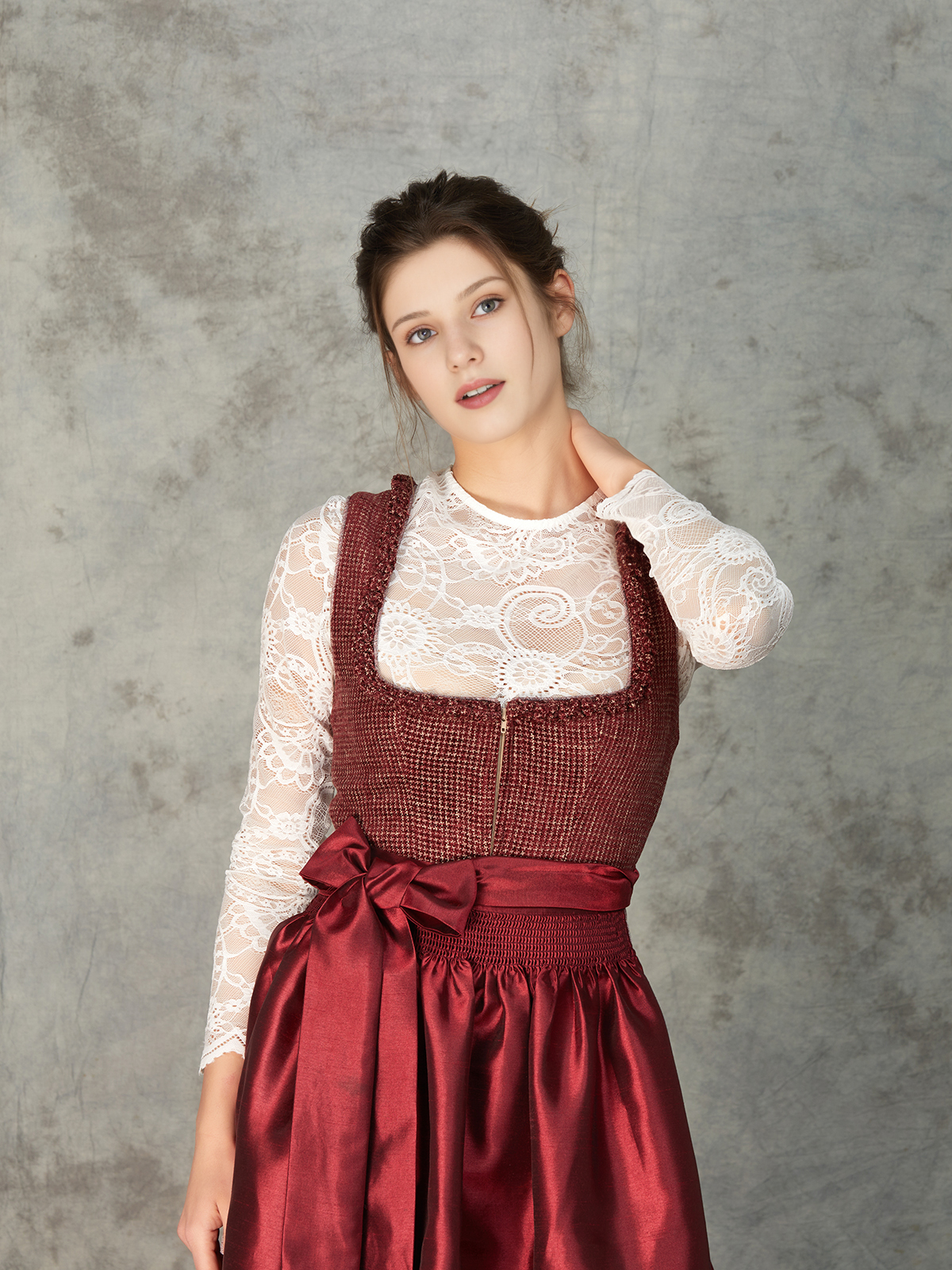 Dirndl in samtigem Hellblau