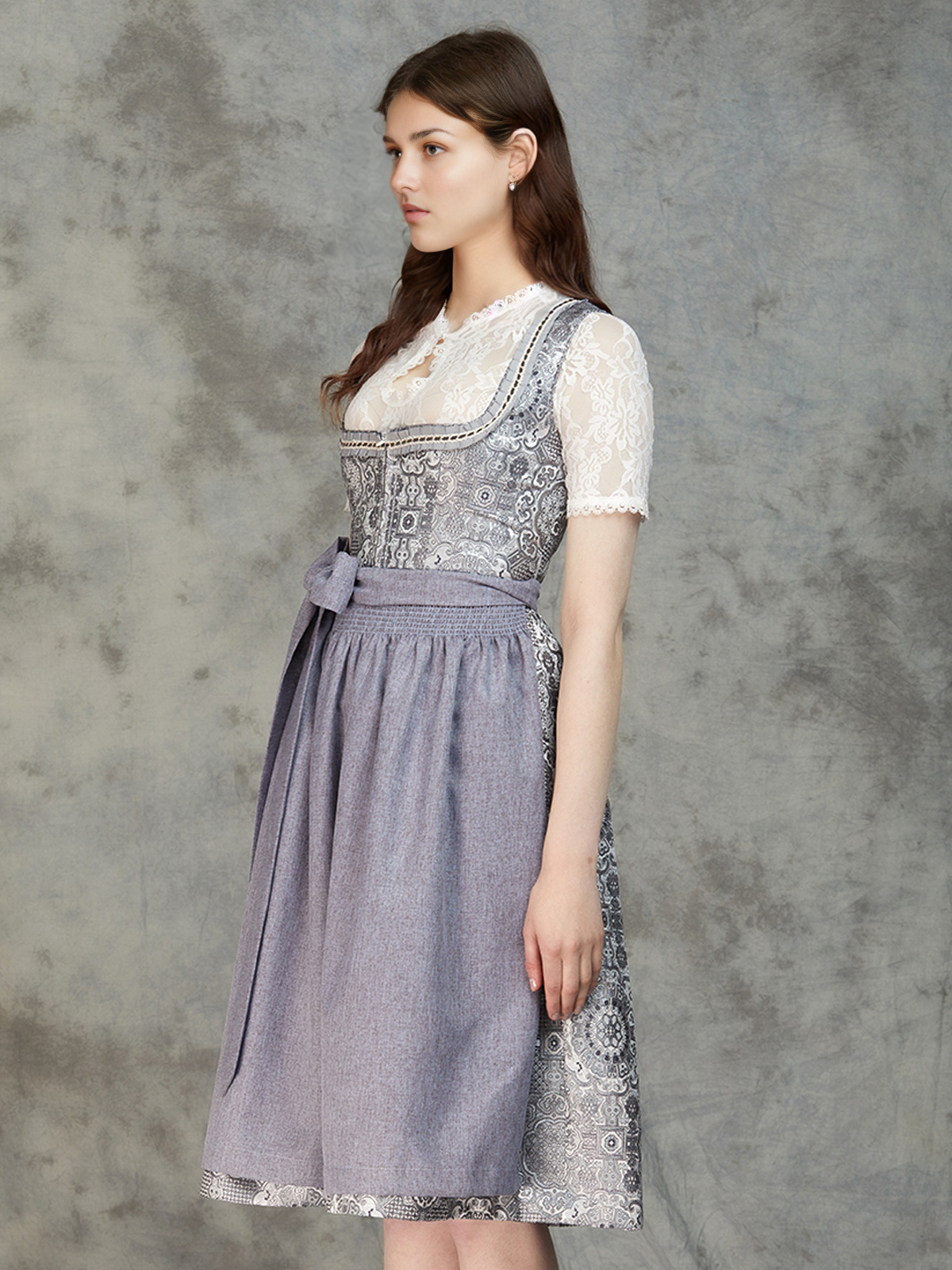 Dirndl Grüb in Grau – zeitlose Eleganz