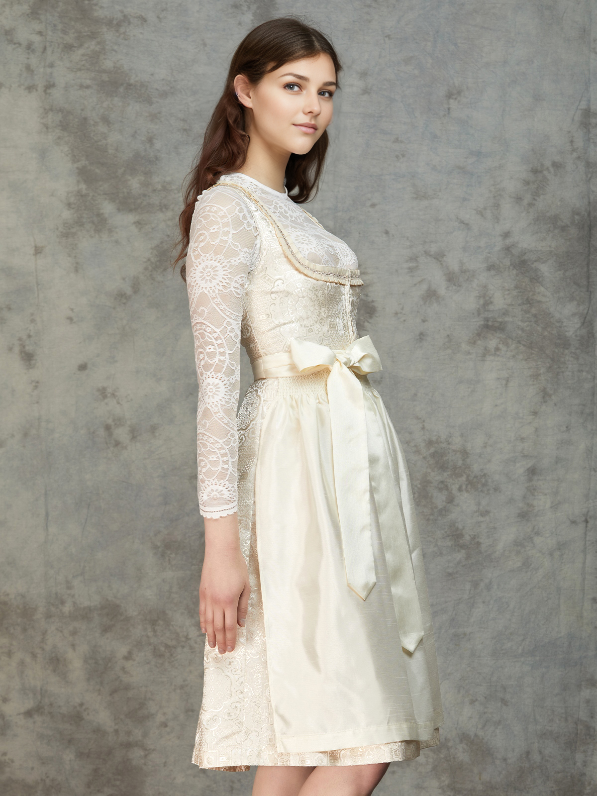 Rose Dirndl in Weiß mit romantischen Details