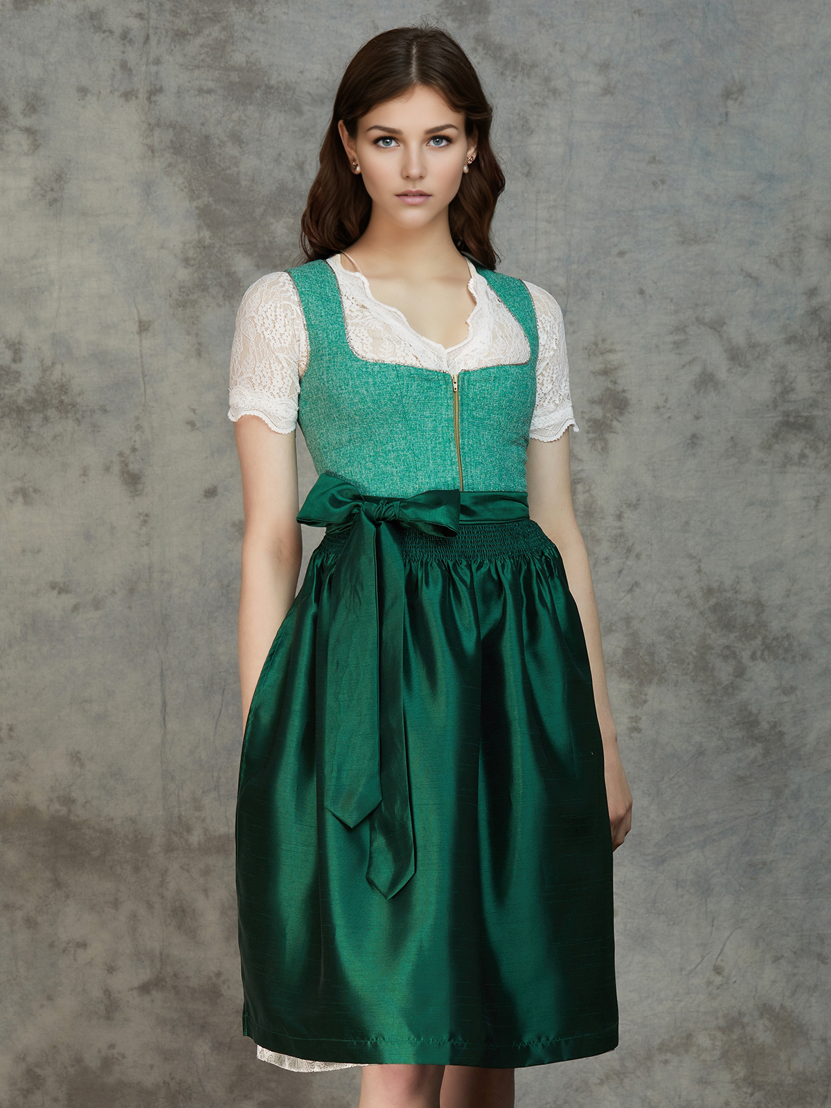 Dirndl Bluse hochgeschlossen in Blau