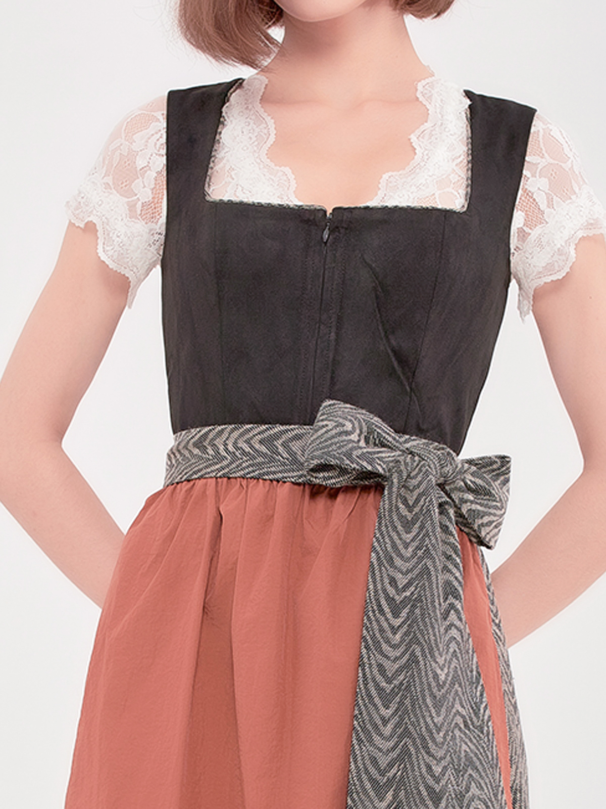 Ehreer Schwarz-Dirndl – zeitlose Eleganz