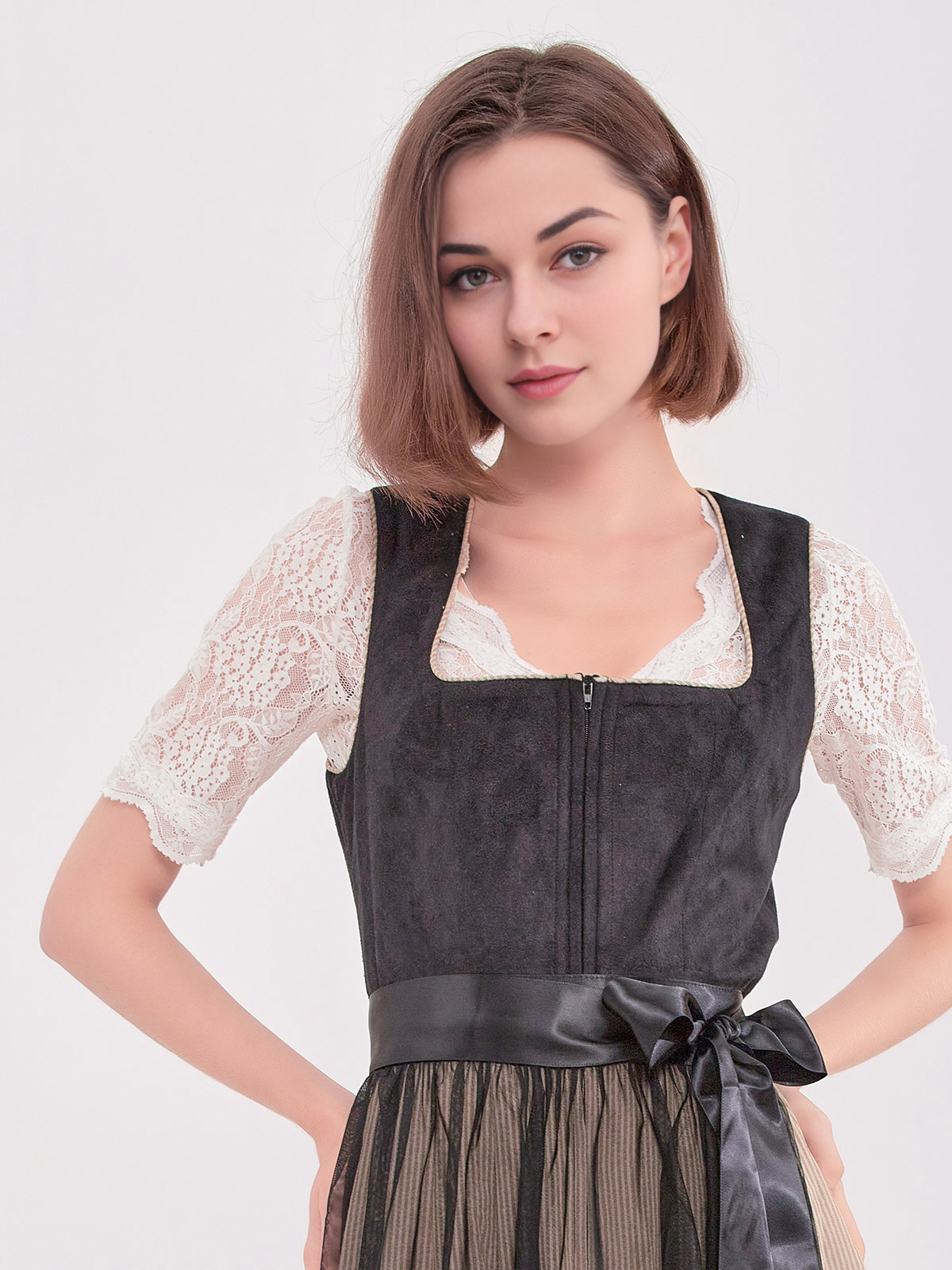 Dirndl in schwarzer Samt-Variante mit modernem Schnitt