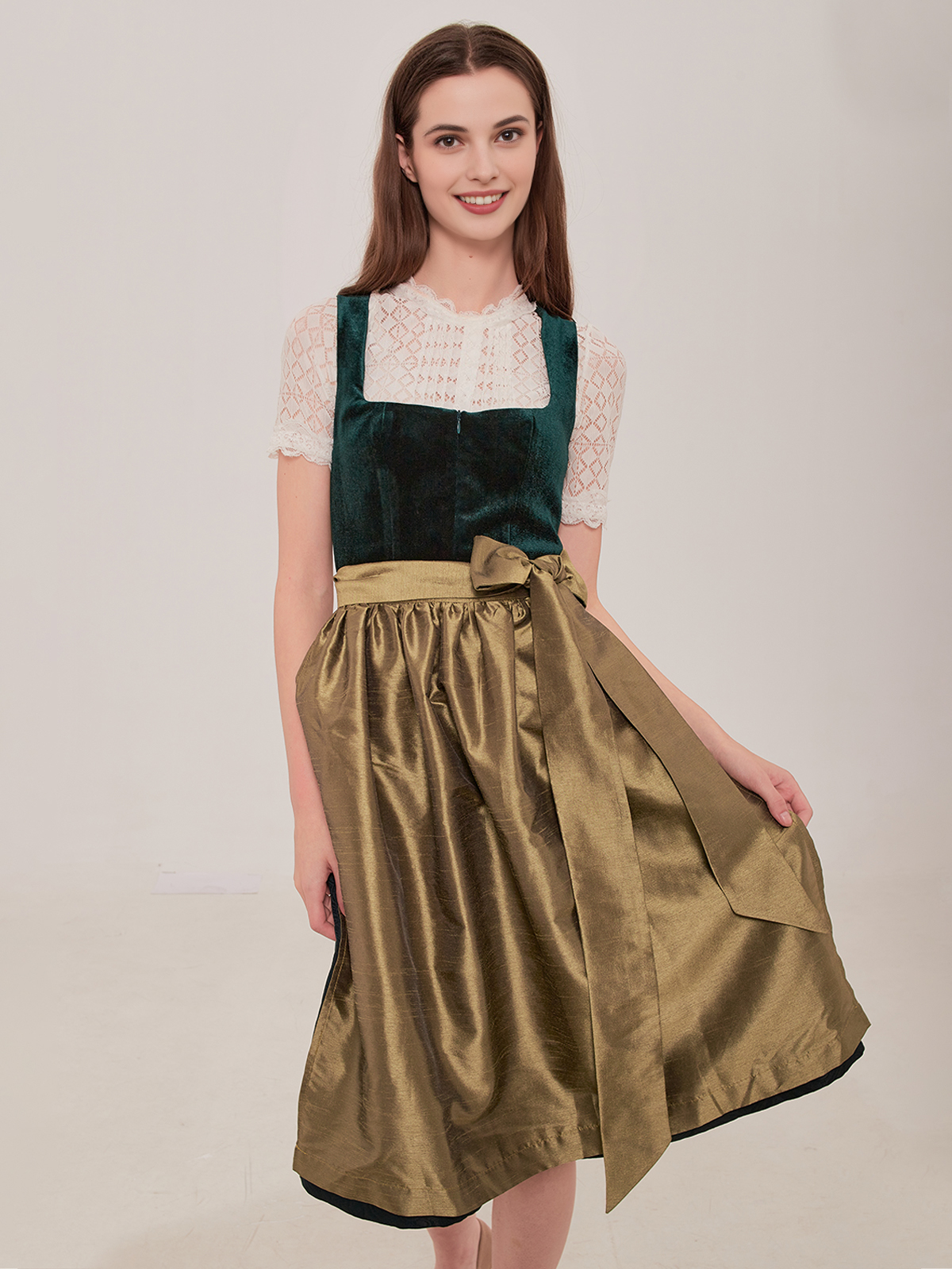 Elegantes grünes Leder Dirndl in natürlicher Umgebung