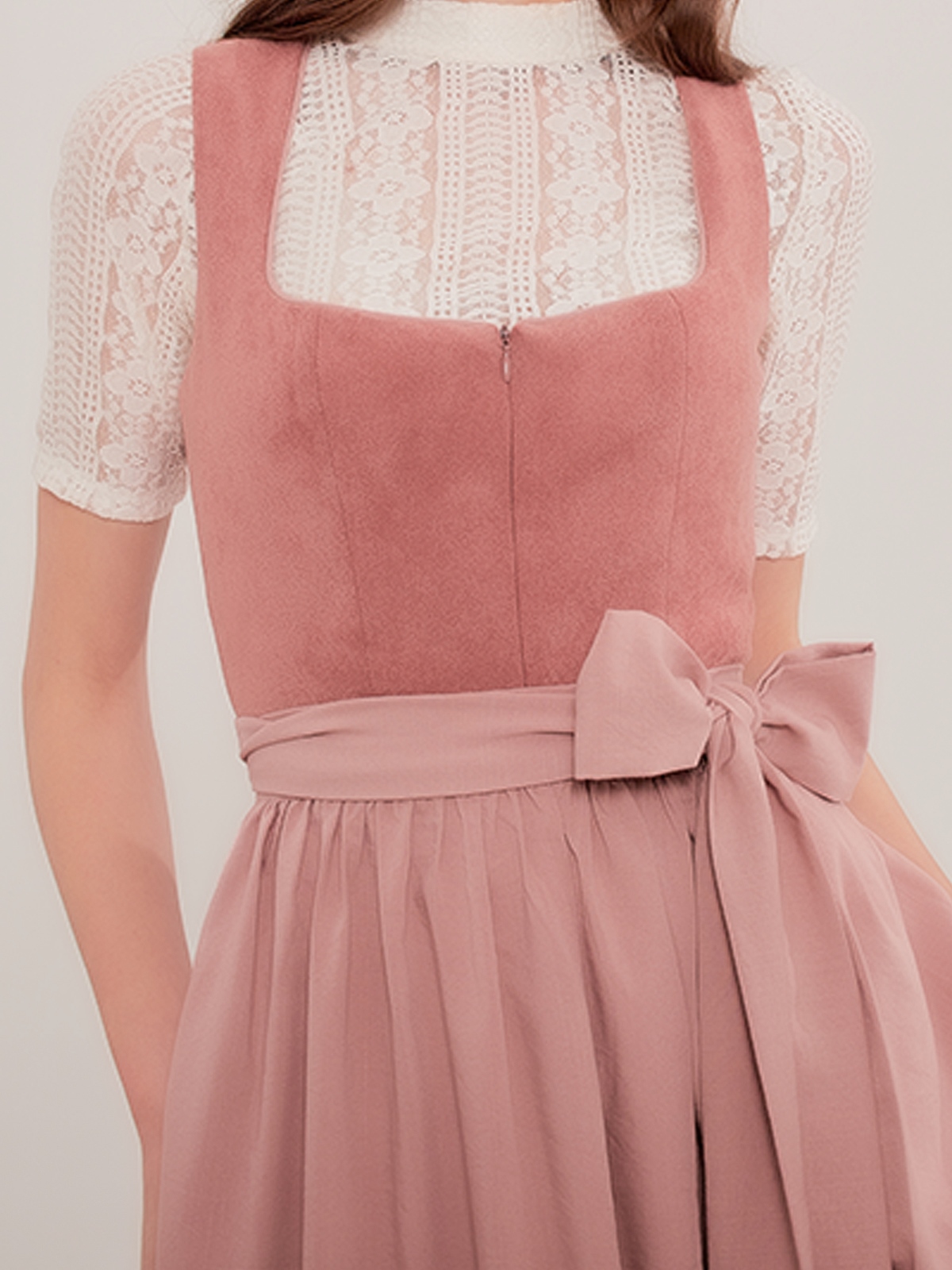 Dirndl in Rosa mit modernem Schnitt