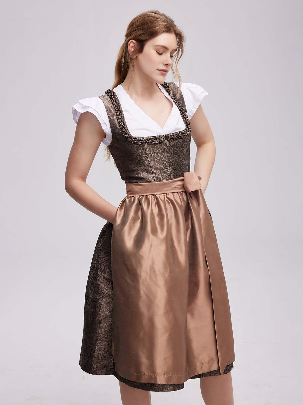 Dirndl in Flieder – Eleganz und Tradition