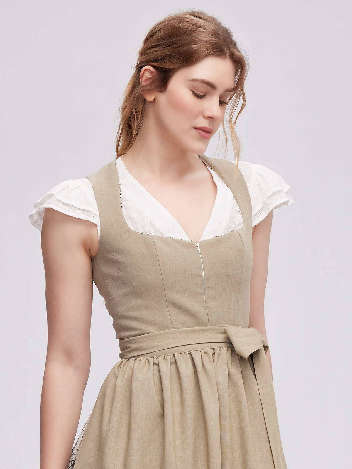 Dirndl in Grün mit traditioneller Schürze