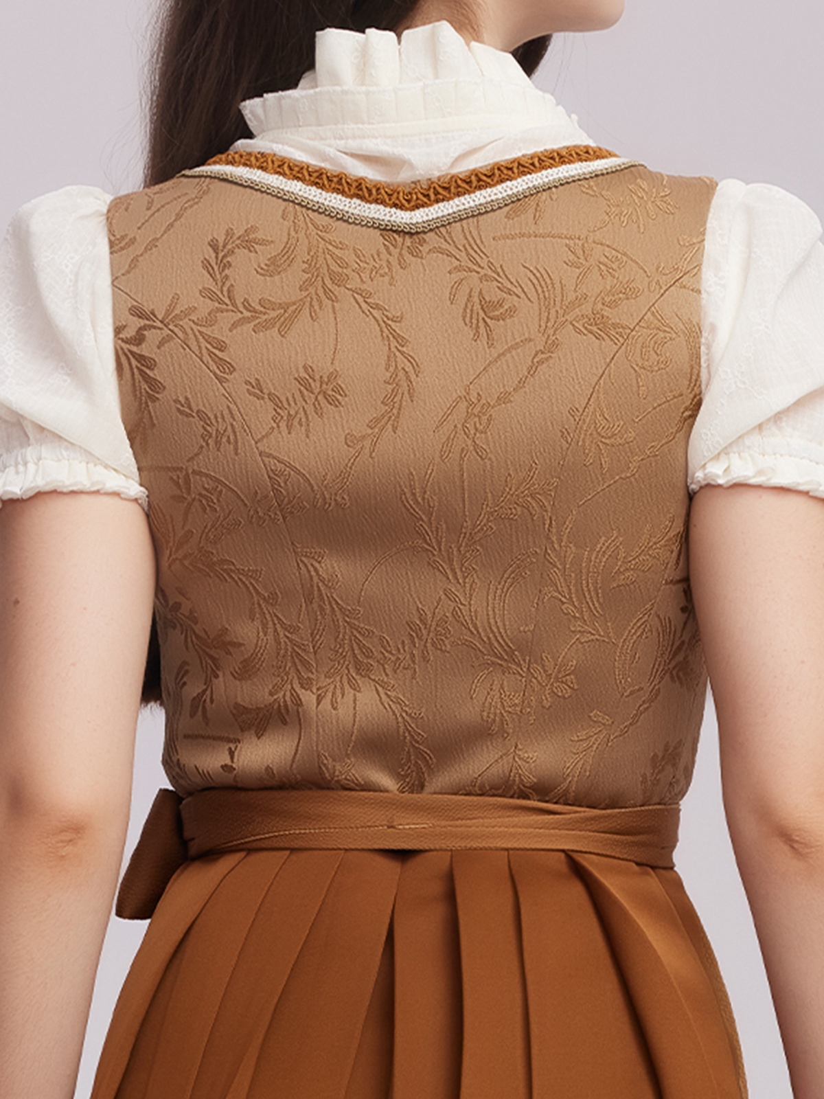 Elegantes gelbes Dirndl mit traditioneller Stickerei
