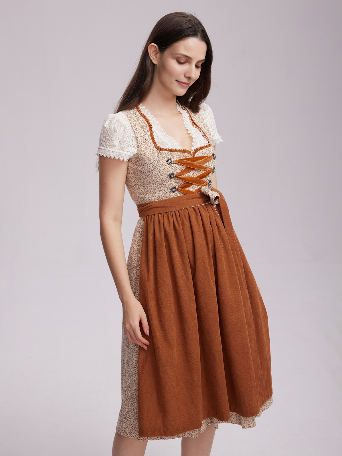 Ein elegantes Midi Dirndl Grün in einem malerischen Herbstsetting