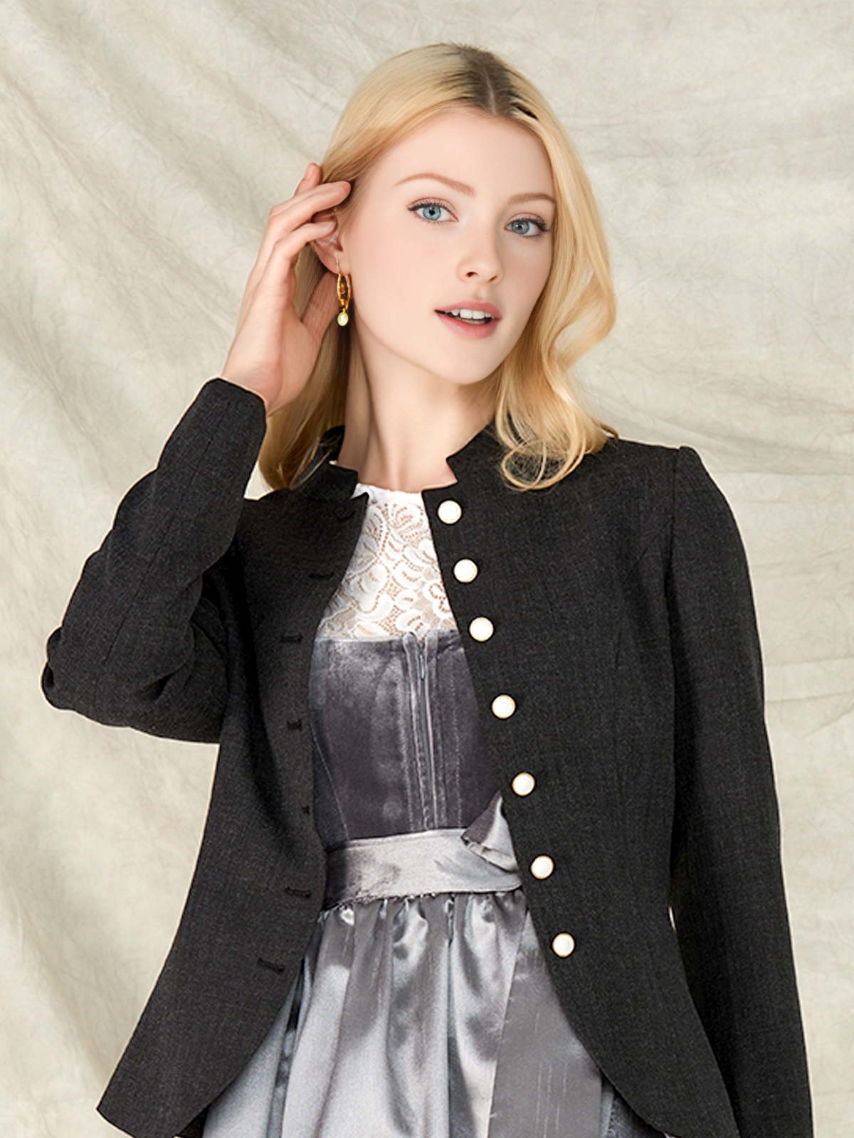 Dirndl mit schwarzer Jacke