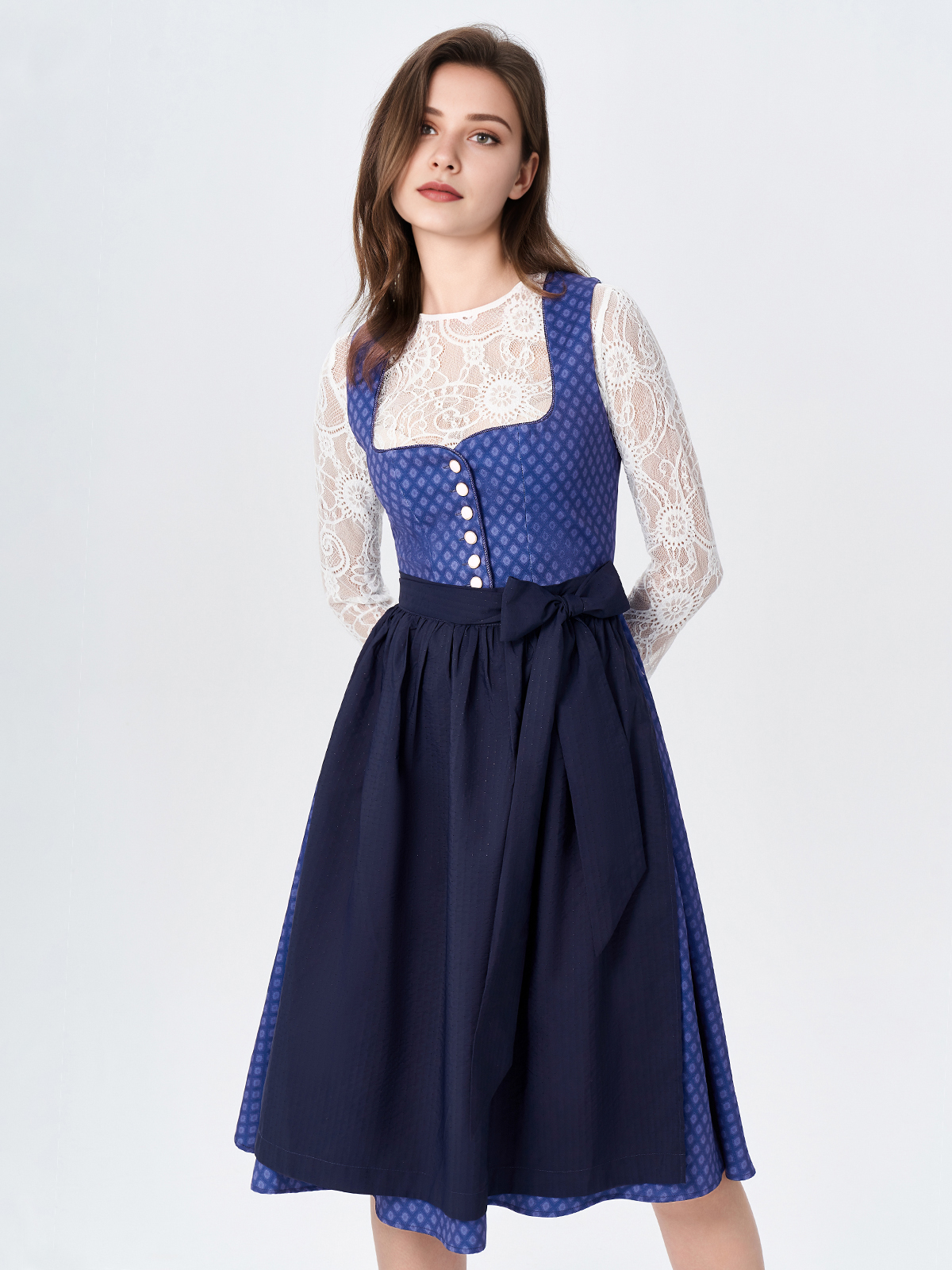 Dirndl in leuchtendem Rot mit Spitze