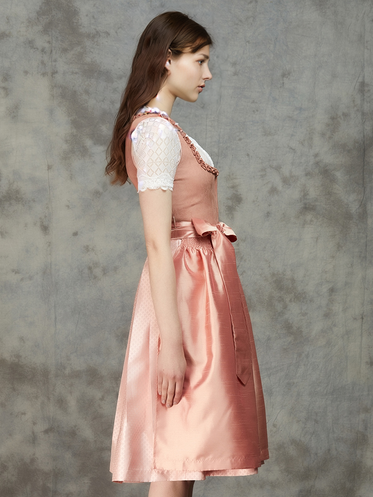 Modernes rot schwarz Dirndl mit schmalem Schnitt