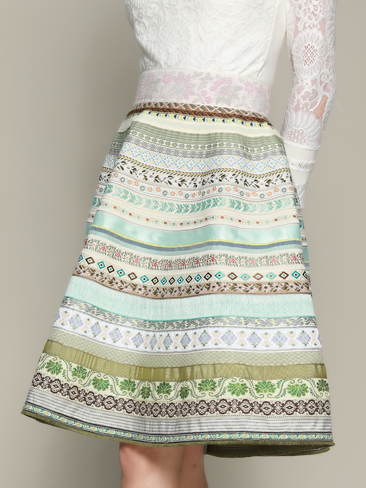 Ein grünes Dirndl mit floraler Schürze