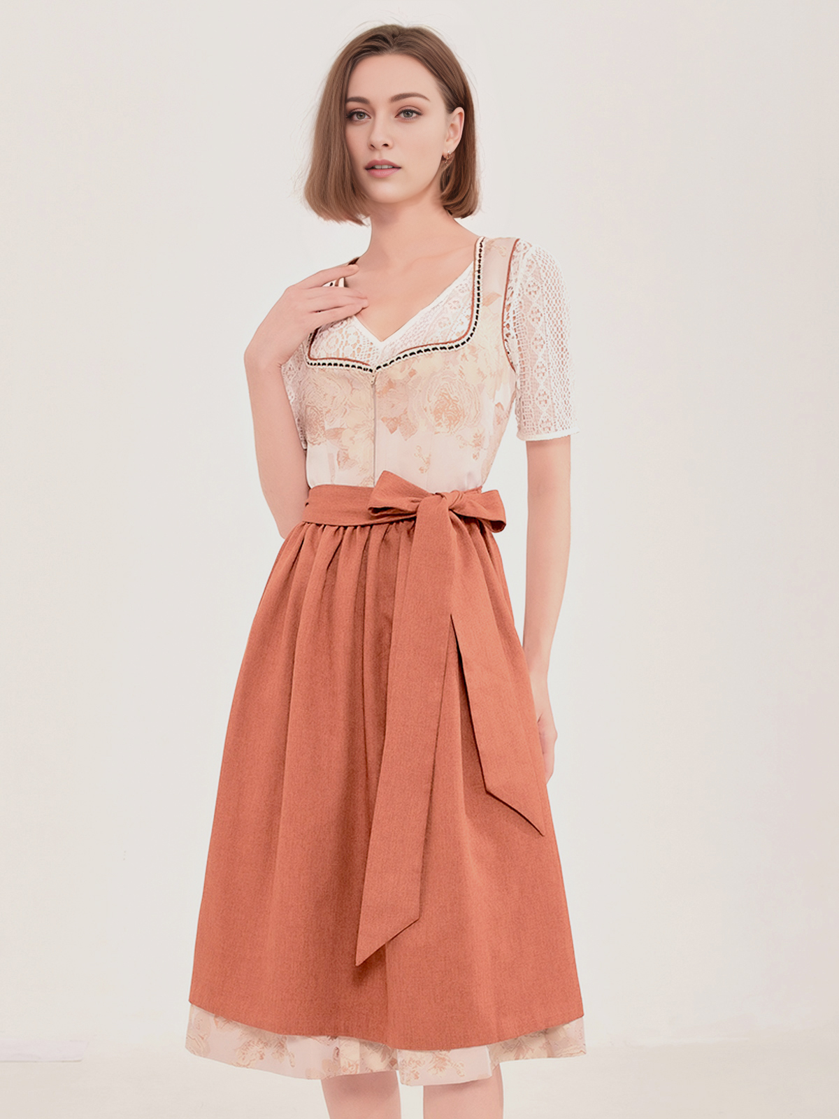 Hellblaues Dirndl mit eleganter Bluse