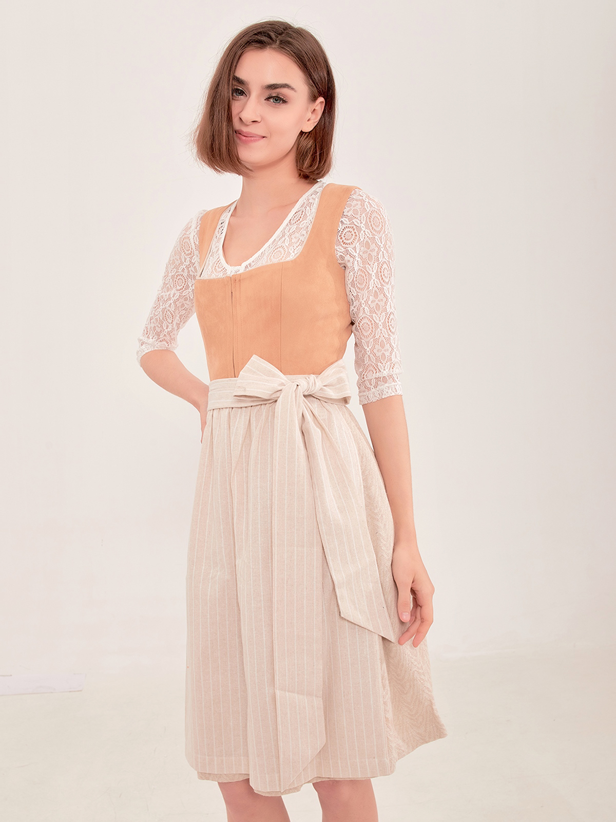 Modernes Dirndl in Braun