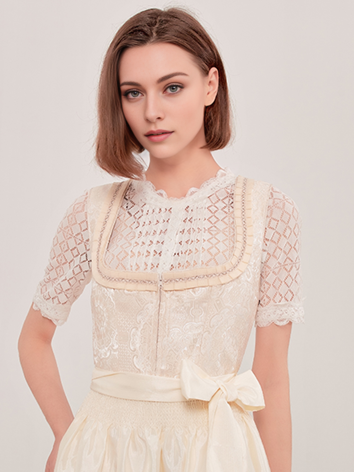 Ein elegantes weißes Dirndl mit floralen Details