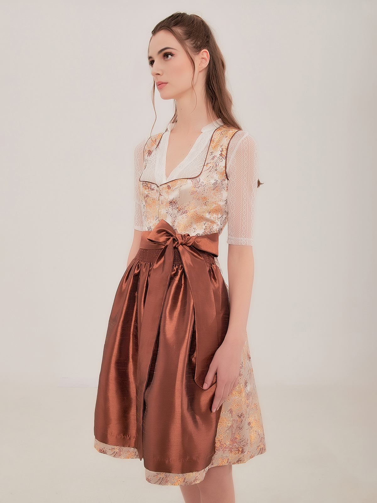 Modernes Dirndl in Gelb mit floralen Details