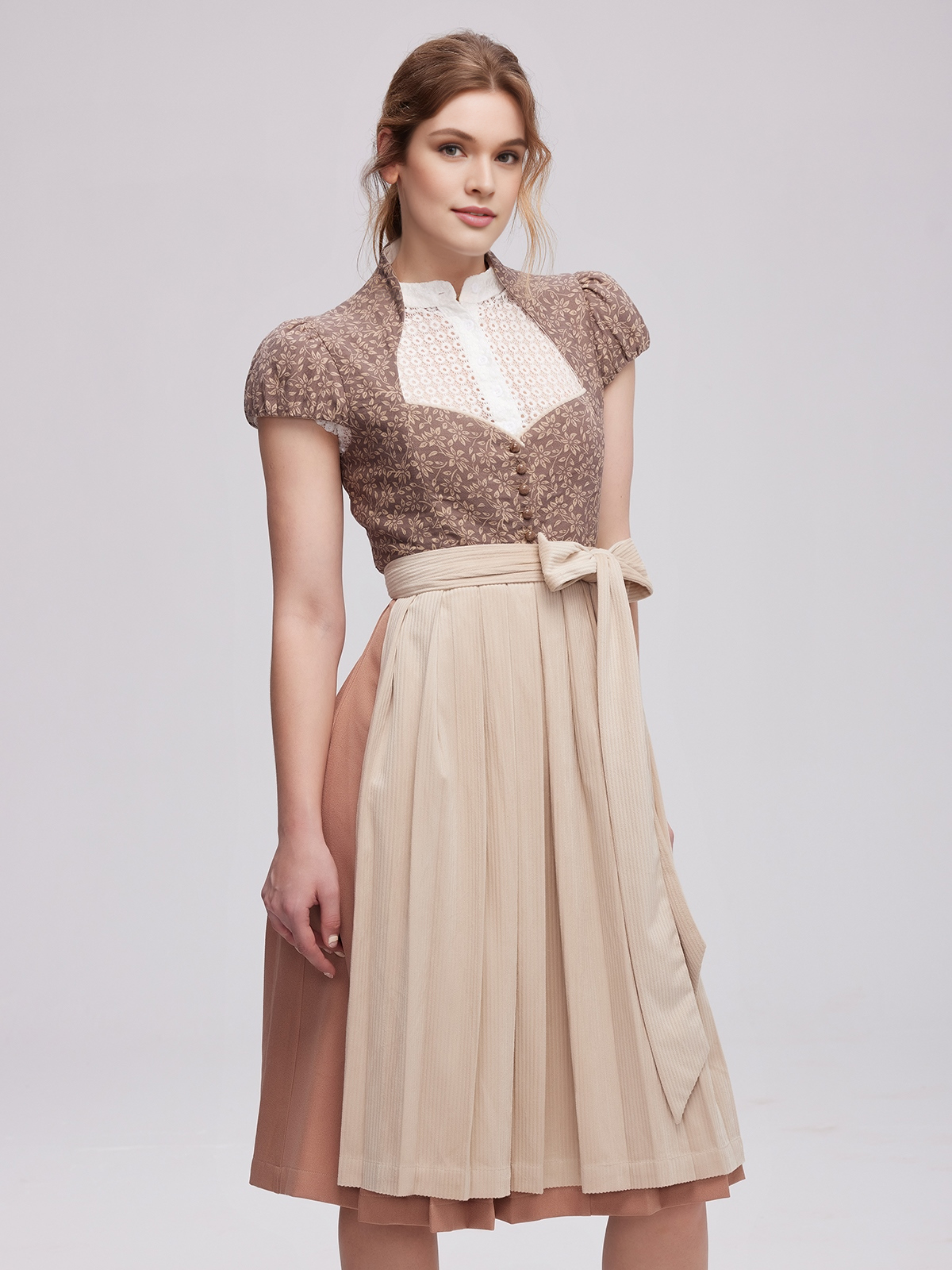 Gelbes Dirndl mit floralen Details