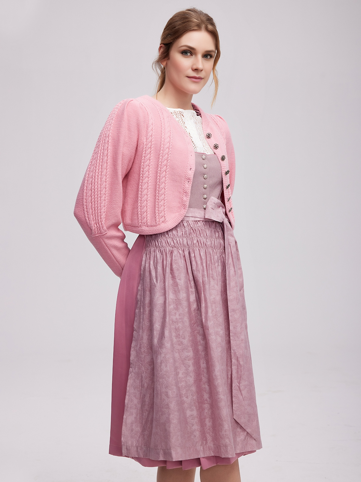 Ein rosa kurzes Dirndl mit modernem Schnitt