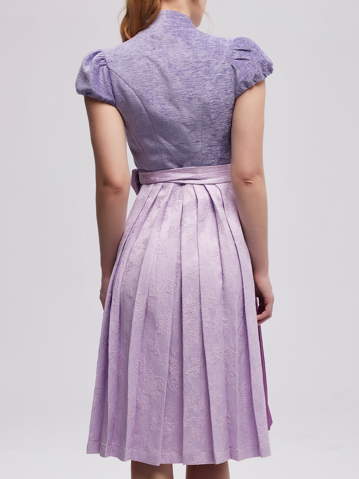 Elegantes lila Dirndl mit floralen Details