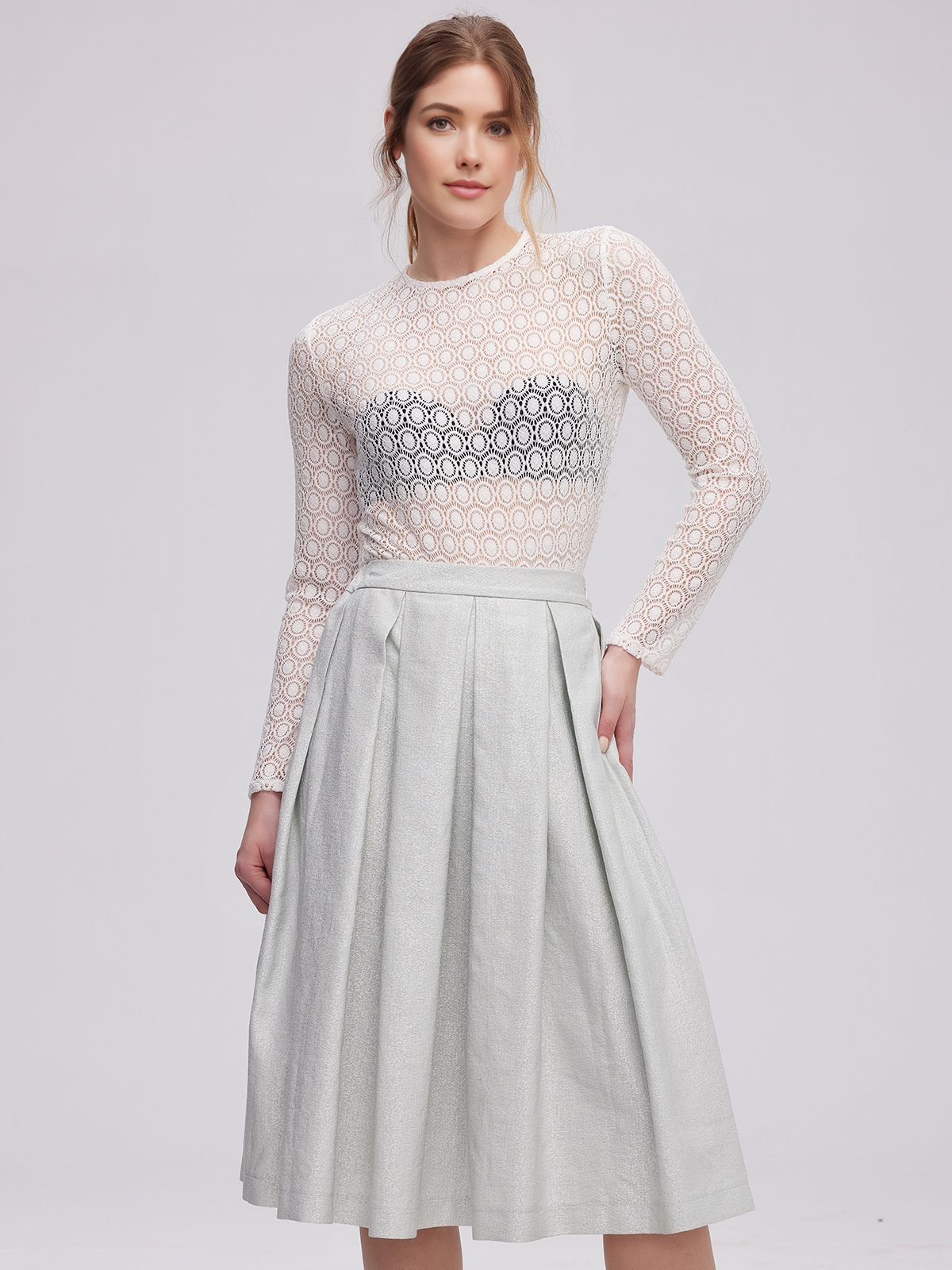 Ein modernes dunkelgrünes Dirndl mit floralen Akzenten