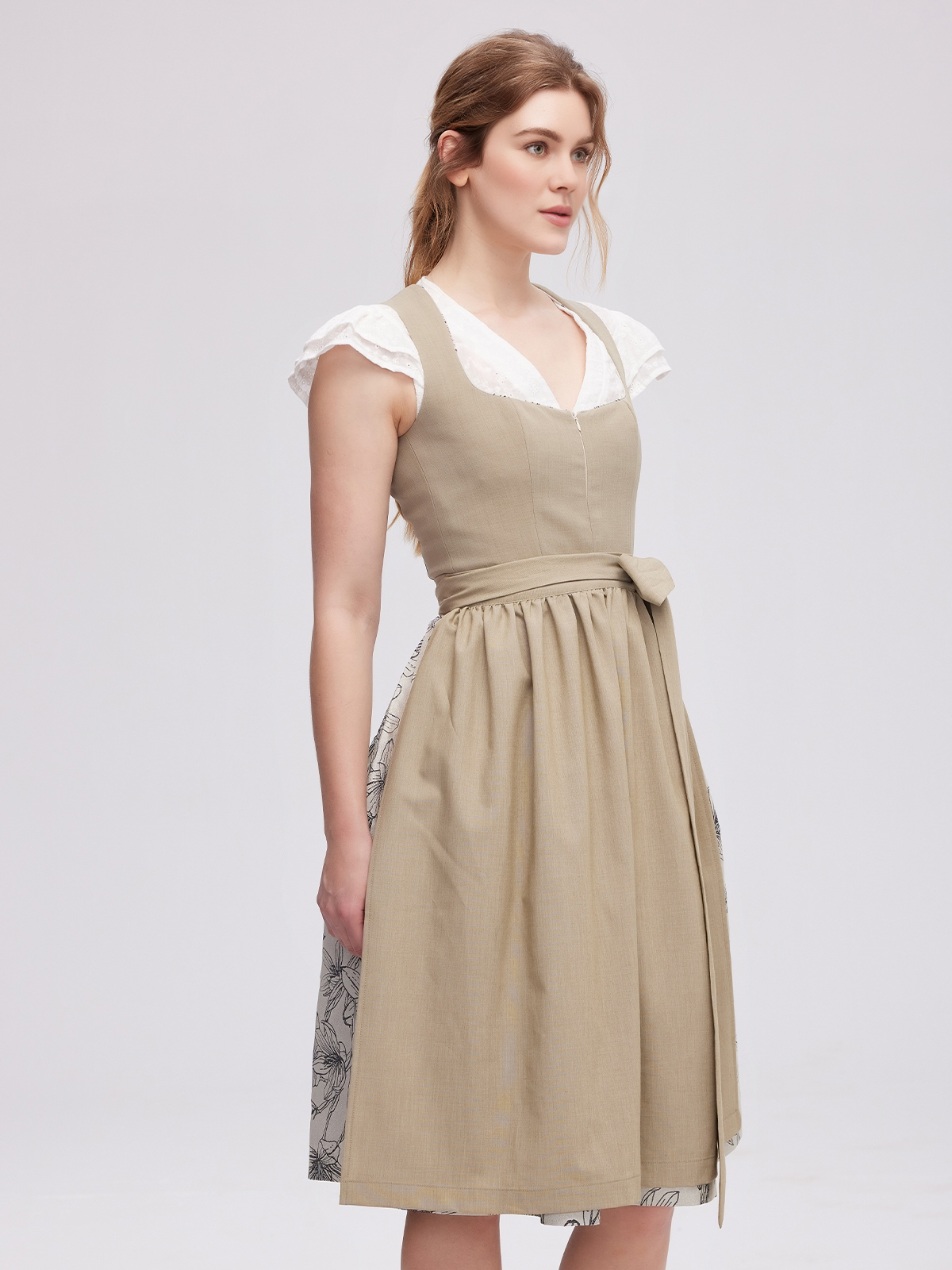 Ein smaragdgrünes Dirndl mit floraler Schürze – perfekt für Gartenhochzeiten