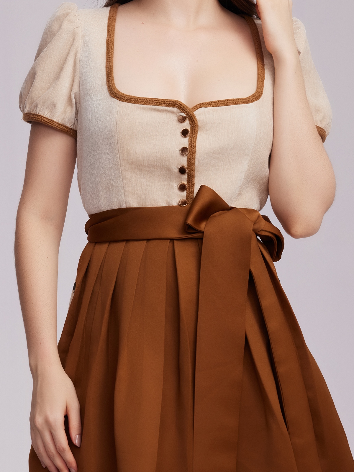 Modernes beige rosa Dirndl mit eleganter Taillenbetonung