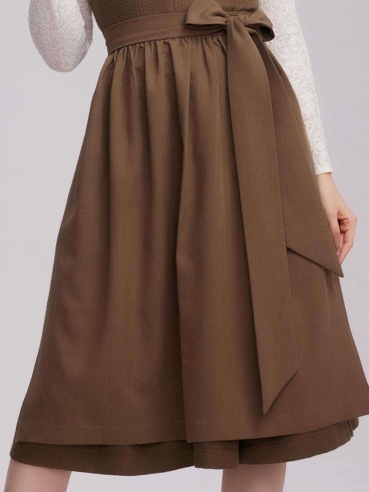 Dirndl mit Langarmbluse in Grün