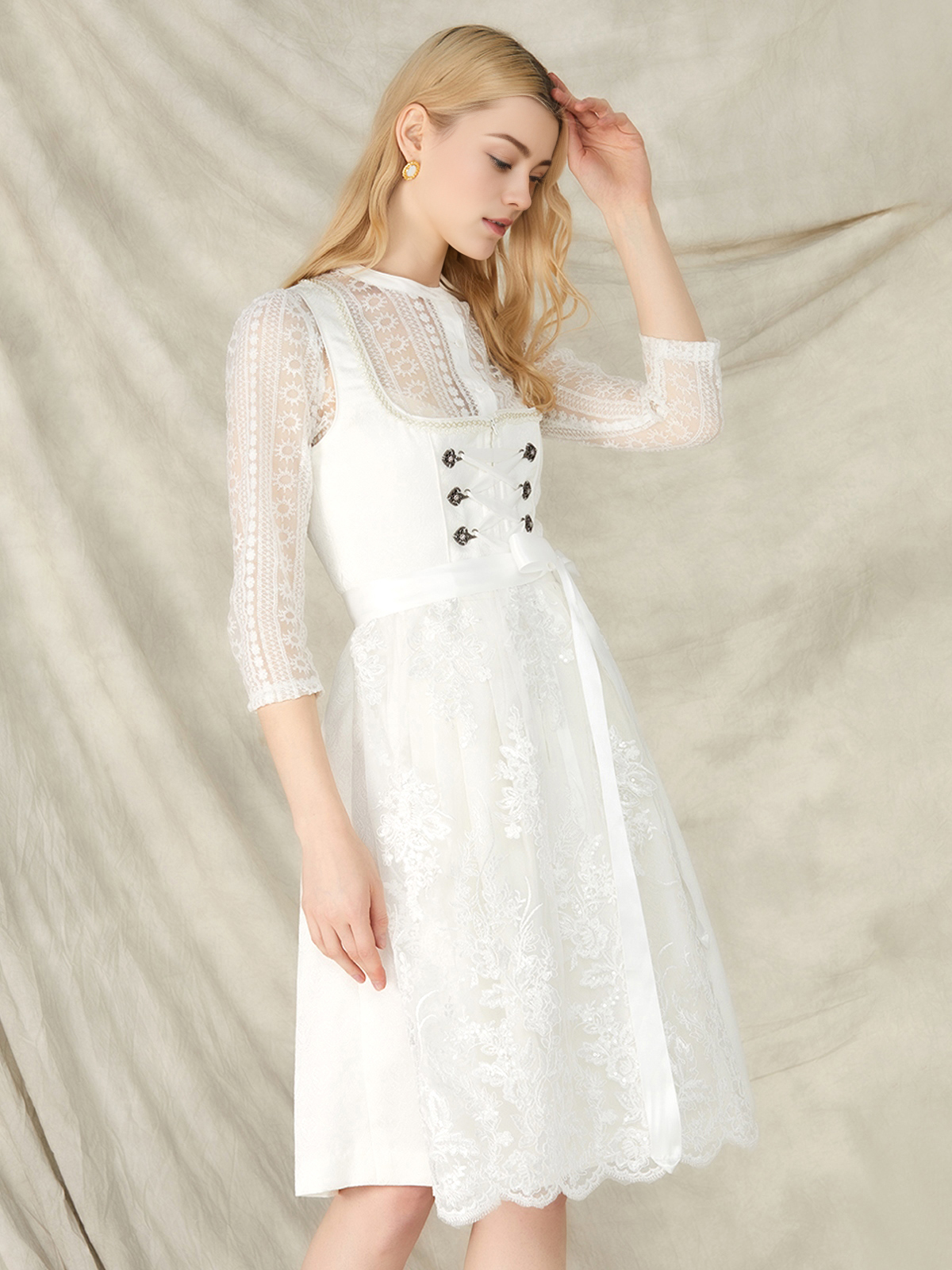 Dirndlbluse Spitze Kurzarm in Weiß – feminin & stilvoll