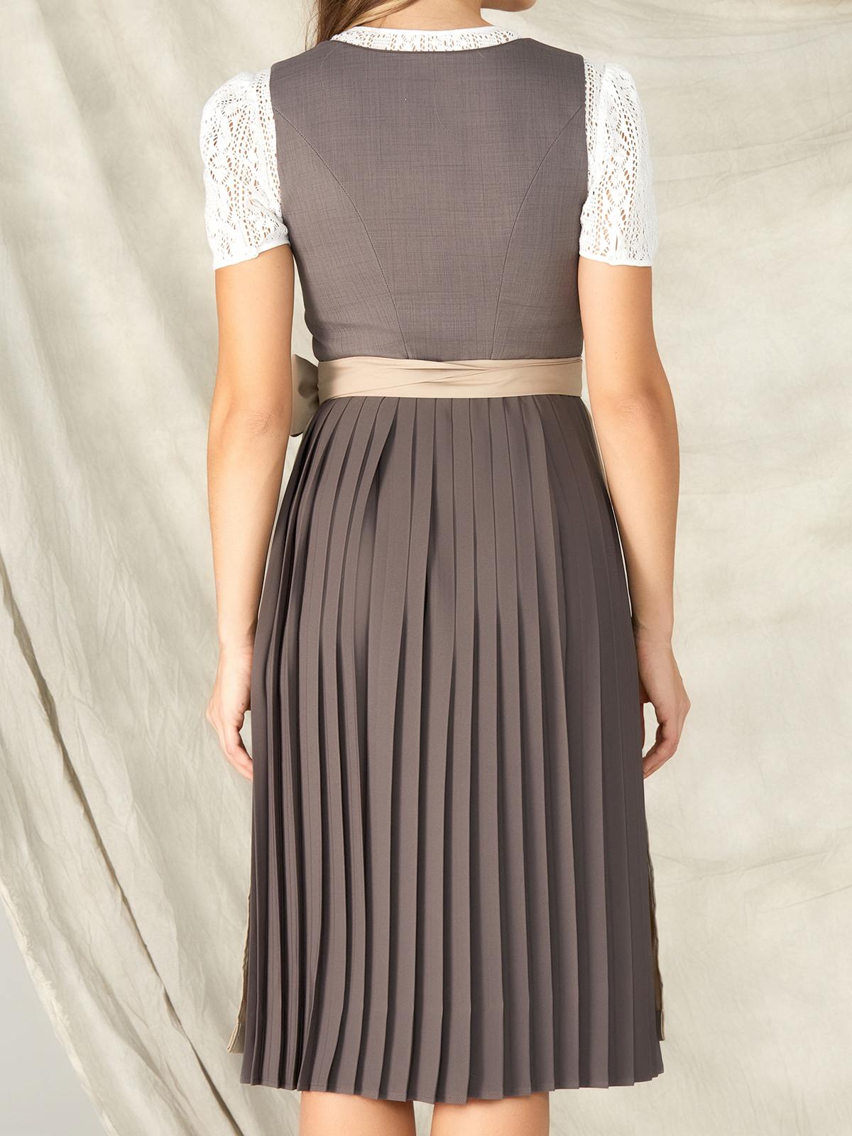 Graues Dirndl von Ehreer – zeitlos und elegant