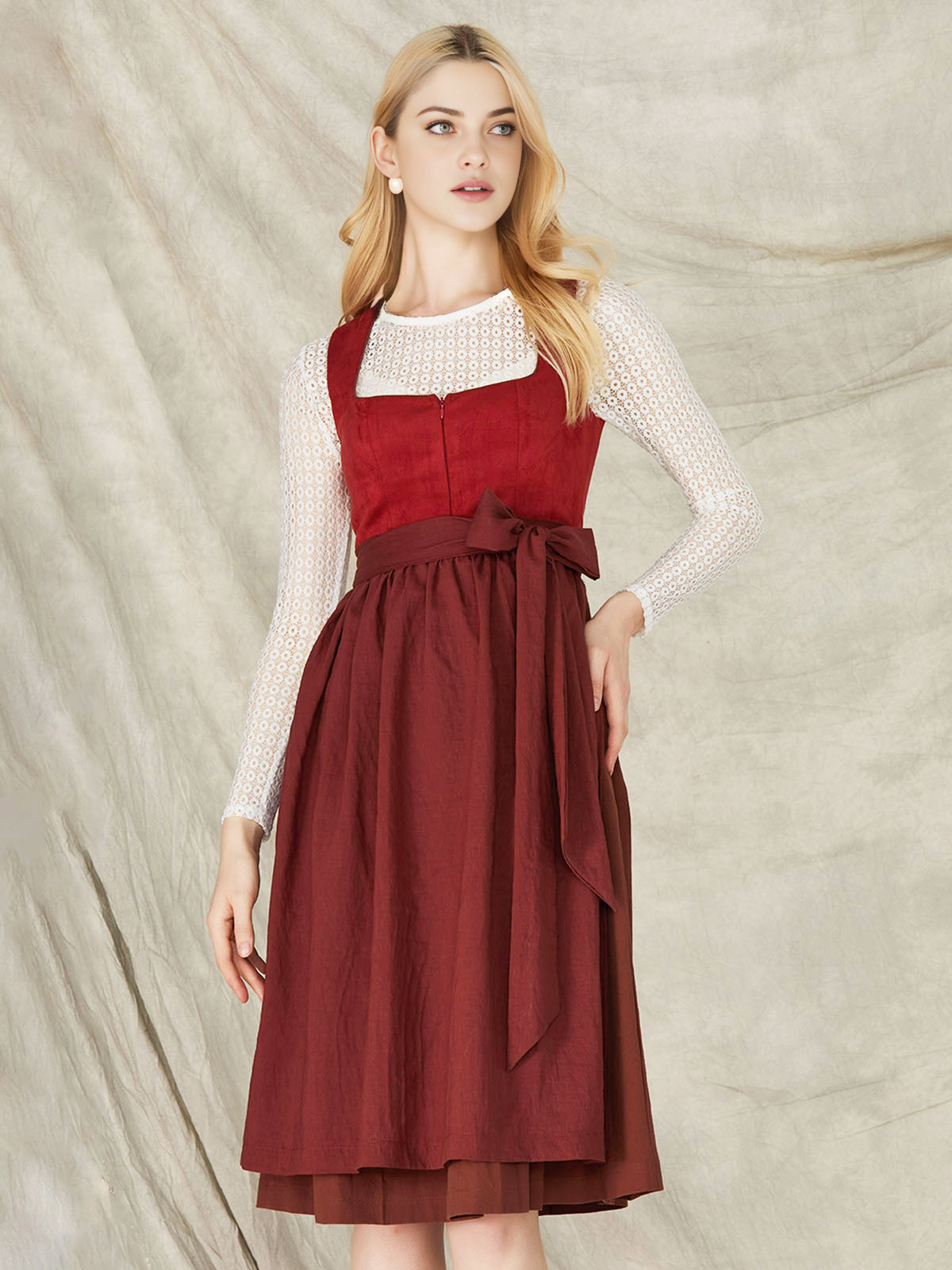 Dunkelblaues Dirndl mit floralen Akzenten