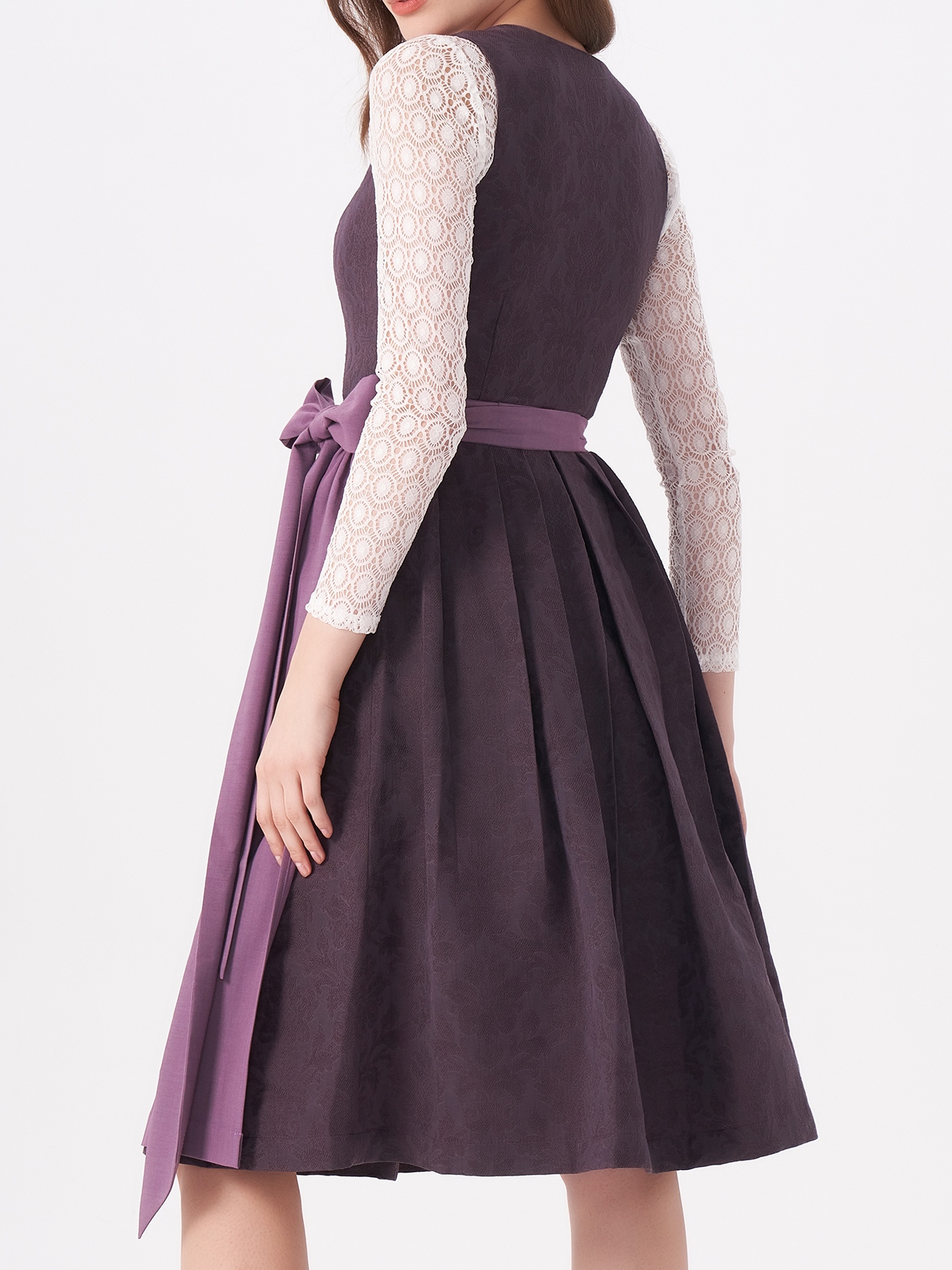 Ausschnitt Dirndl in Lila – Eleganz mit verführerischem Touch