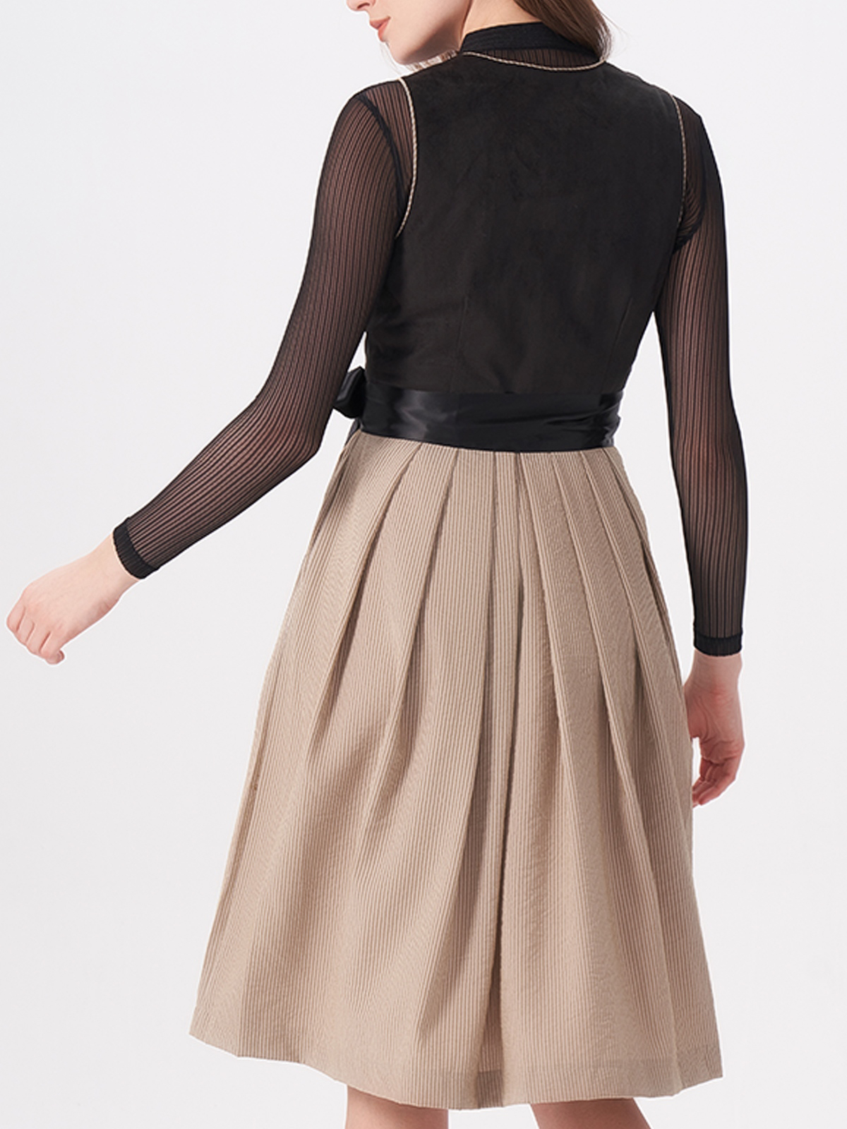 Dunkelgrünes Dirndl mit modernem Twist