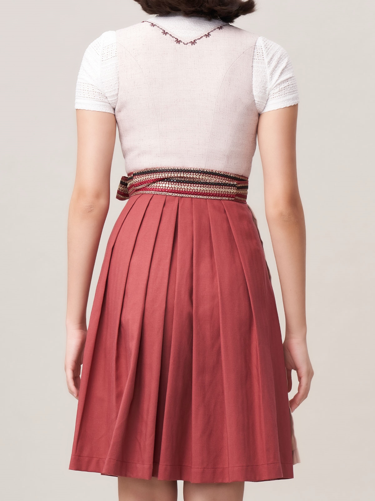 Dirndl in Rosa mit traditionellem Schnitt