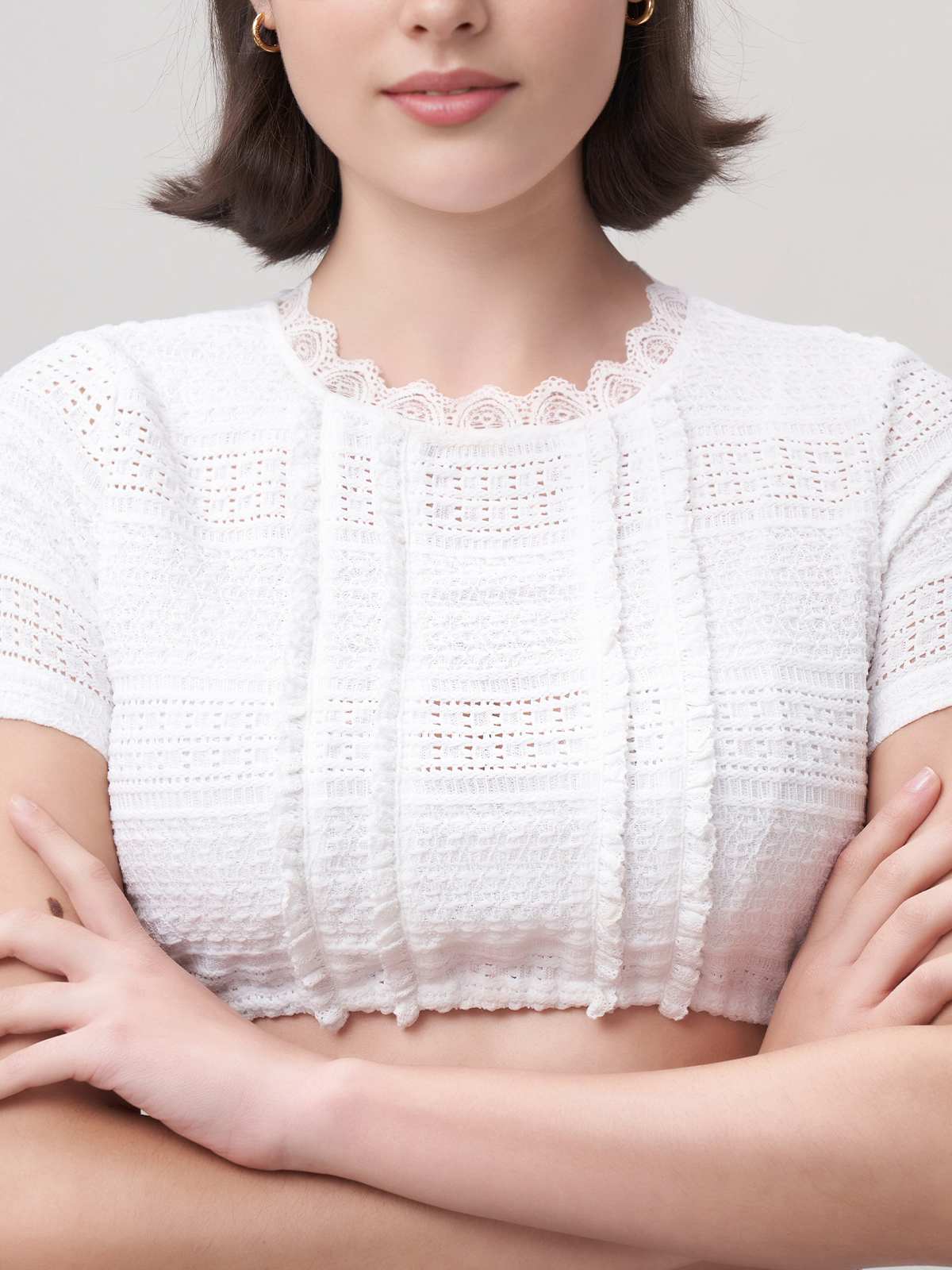 Elegantes weißes Dirndl mit Spitzenbesatz