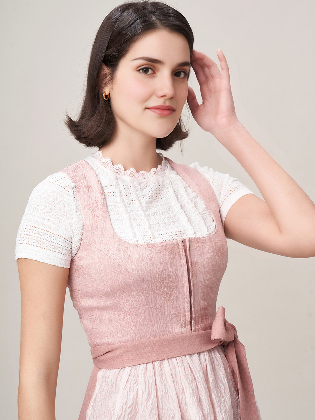 Dirndl in Rosa mit floralen Details