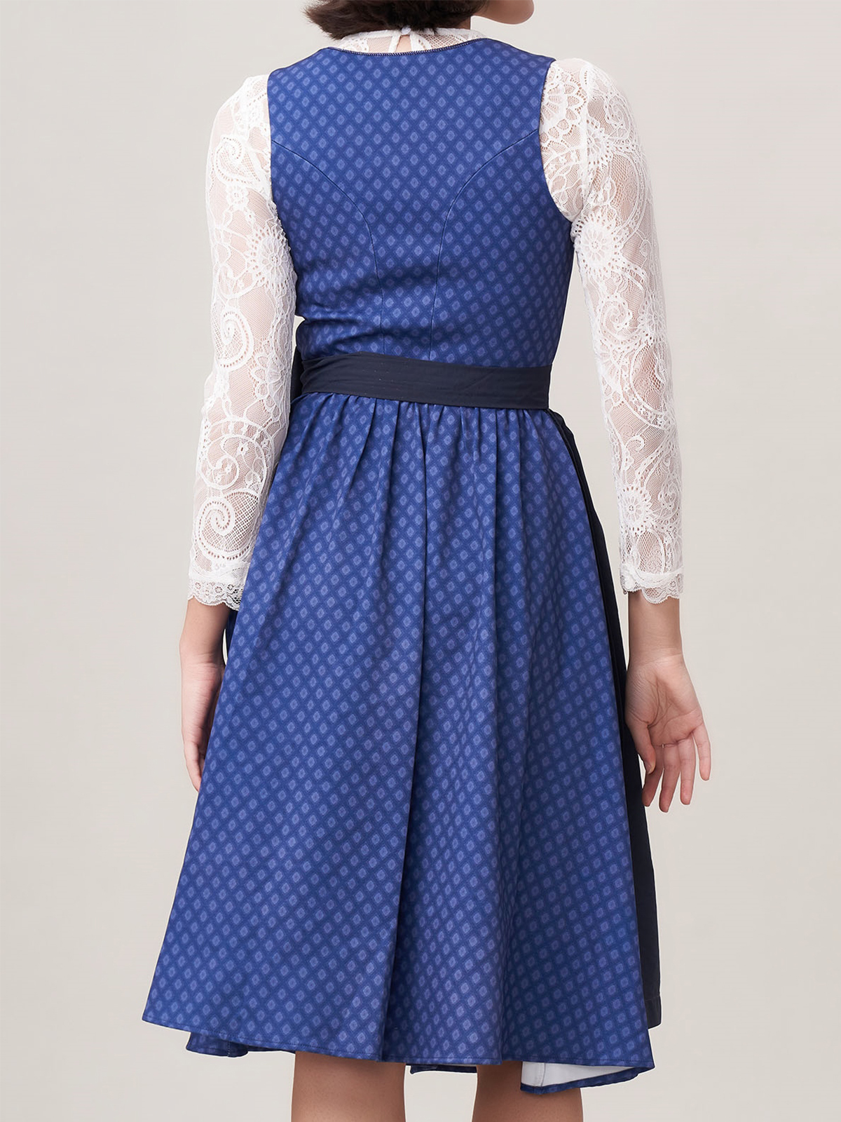 Modernes Dirndl in Blau mit Spitzenbesatz