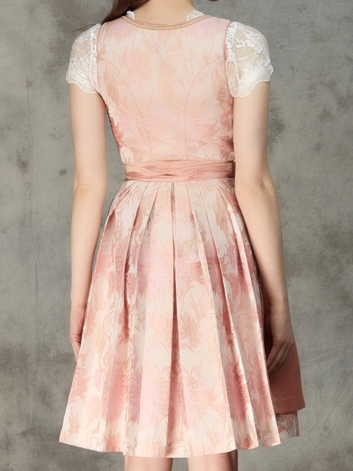 Modernes Dirndl in Rosa