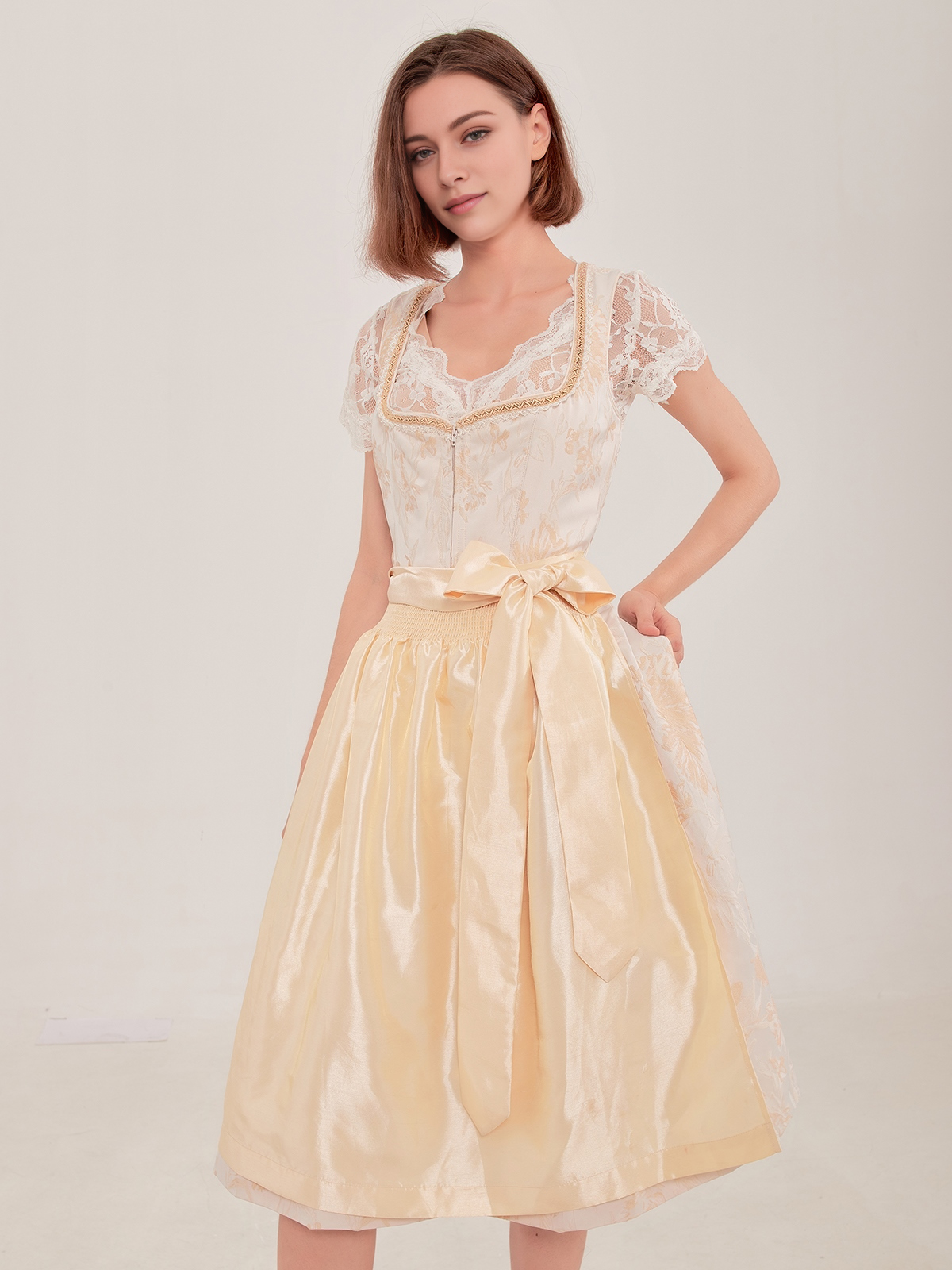 Modernes gelbes Dirndl mit floralen Details