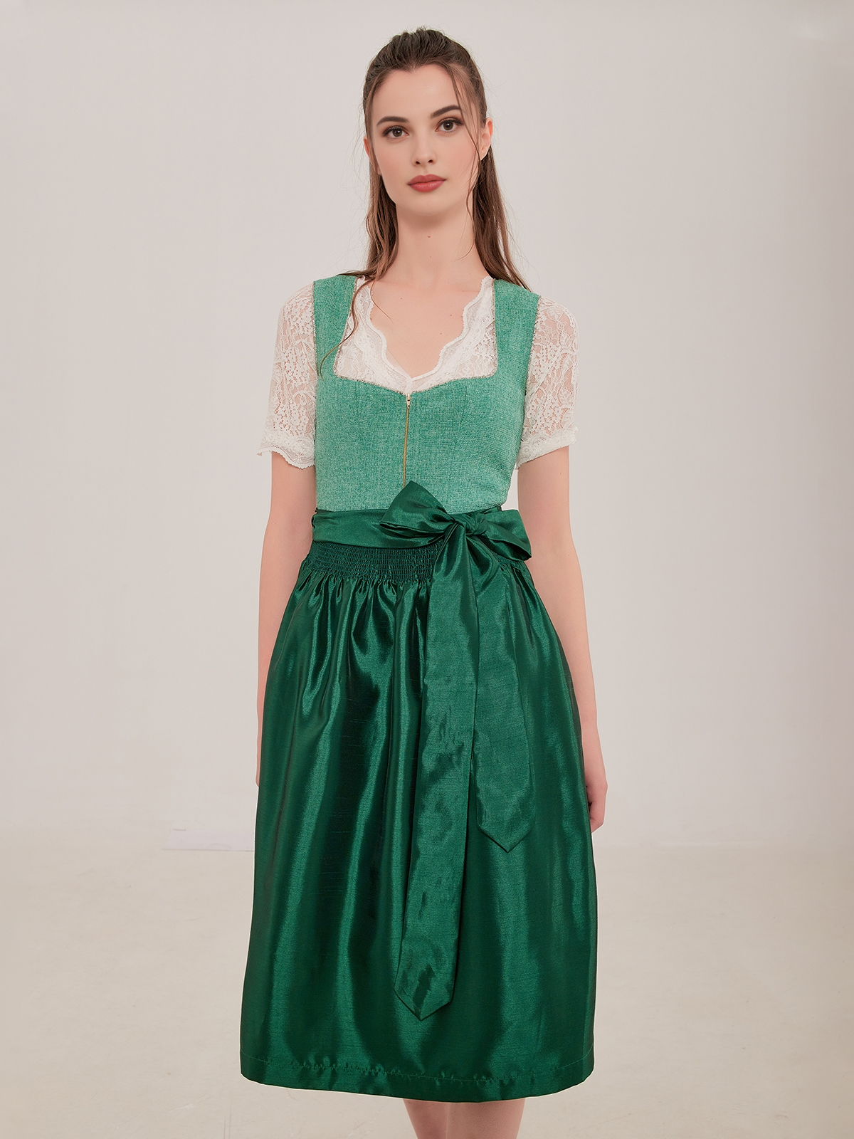 Dirndl in Blau mit traditioneller Schürze