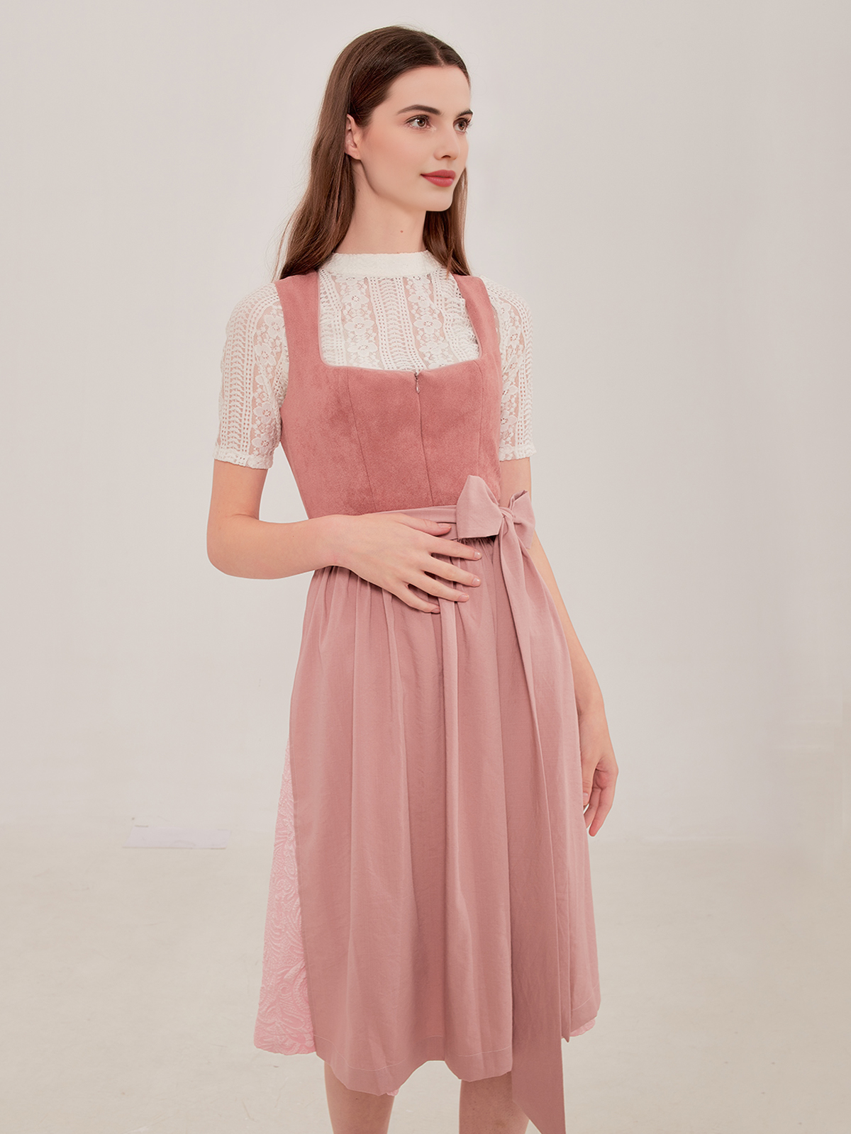 Dirndl Violett mit floralen Details