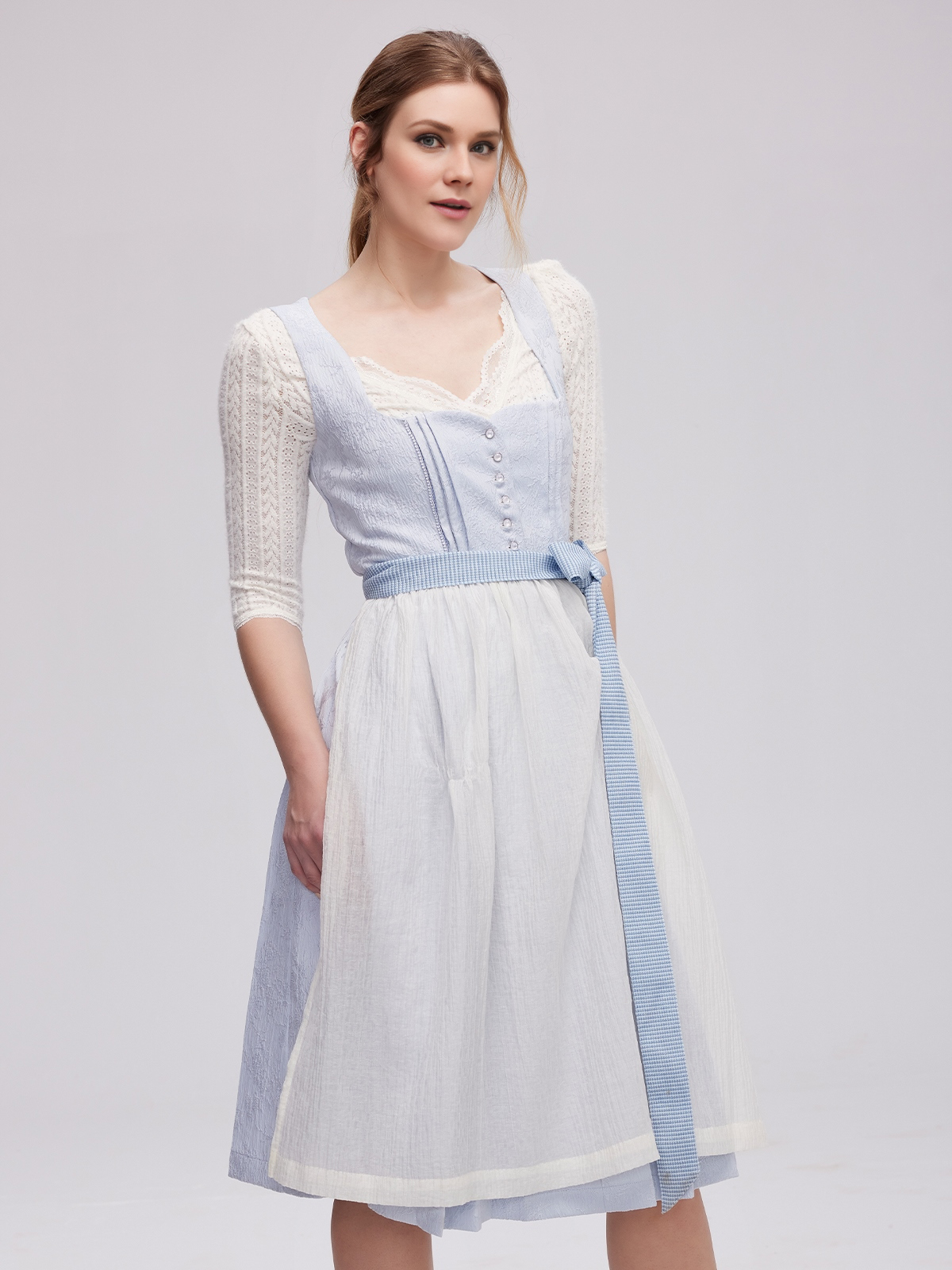 Langes schwarzes Dirndl mit modernem Schnitt
