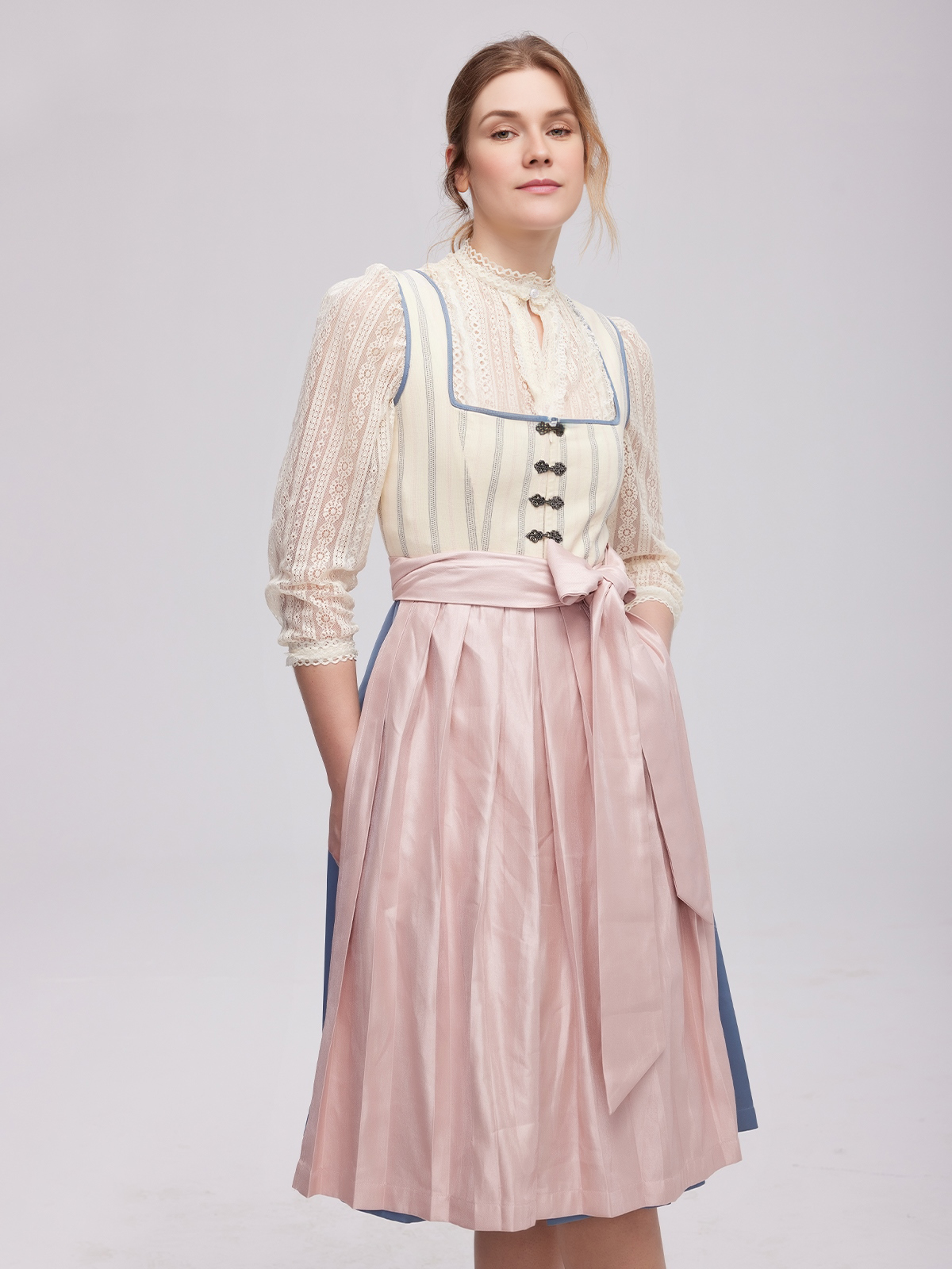 Hellgraues Dirndl mit modernem Schnitt