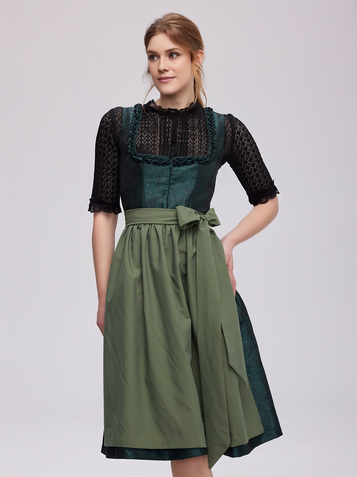 Ein grünes Dirndl mit floralen Details – perfekt für festliche Anlässe