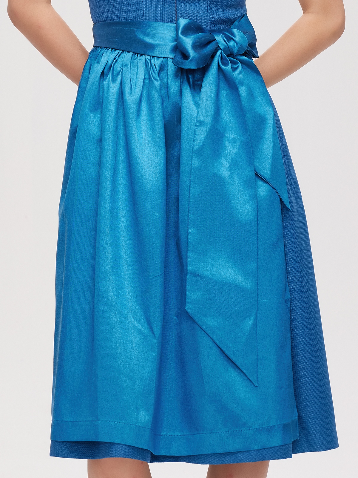Ein elegantes graues Dirndl mit modernen Akzenten