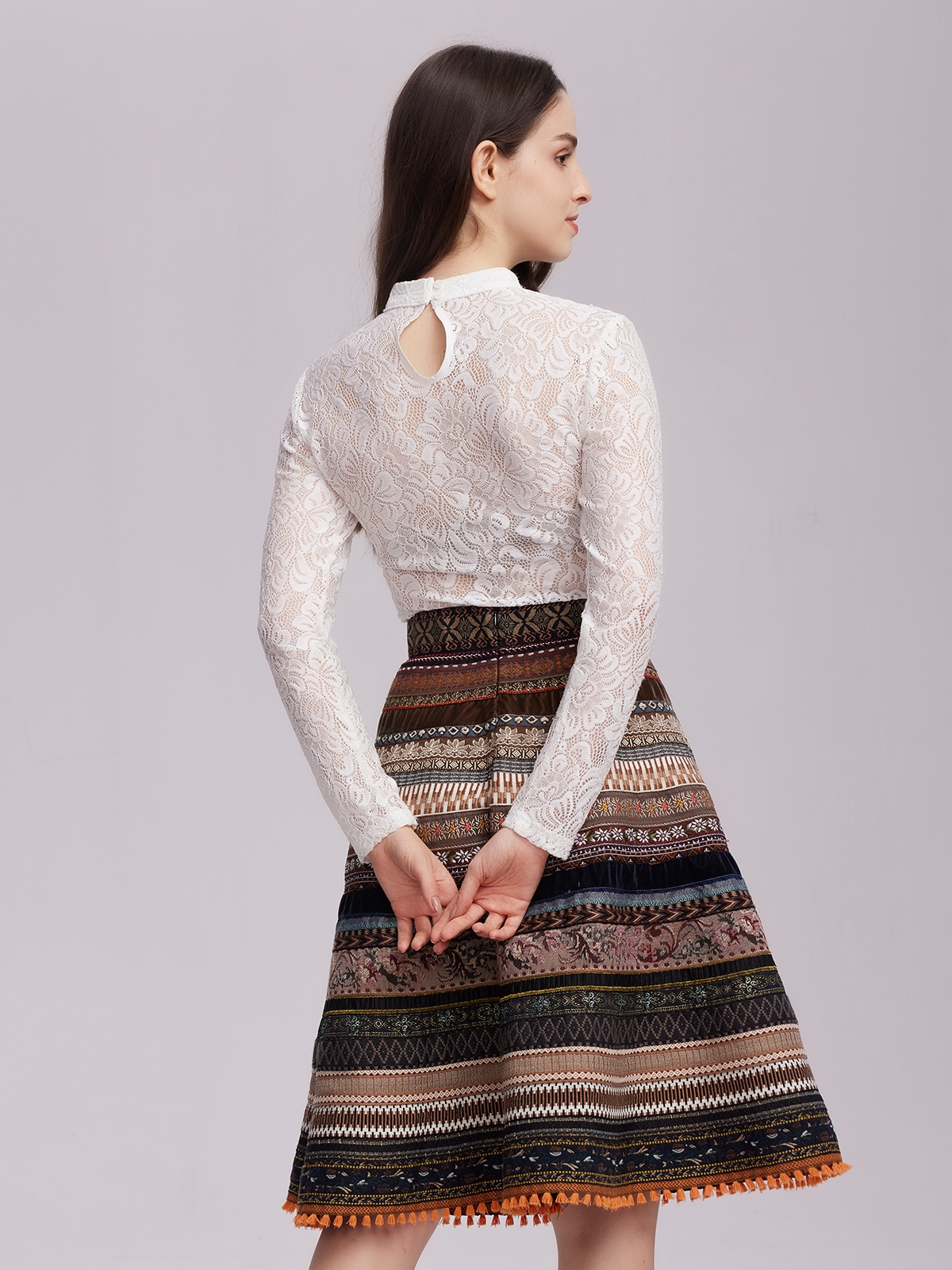 Dirndl in Braun mit femininem Schnitt